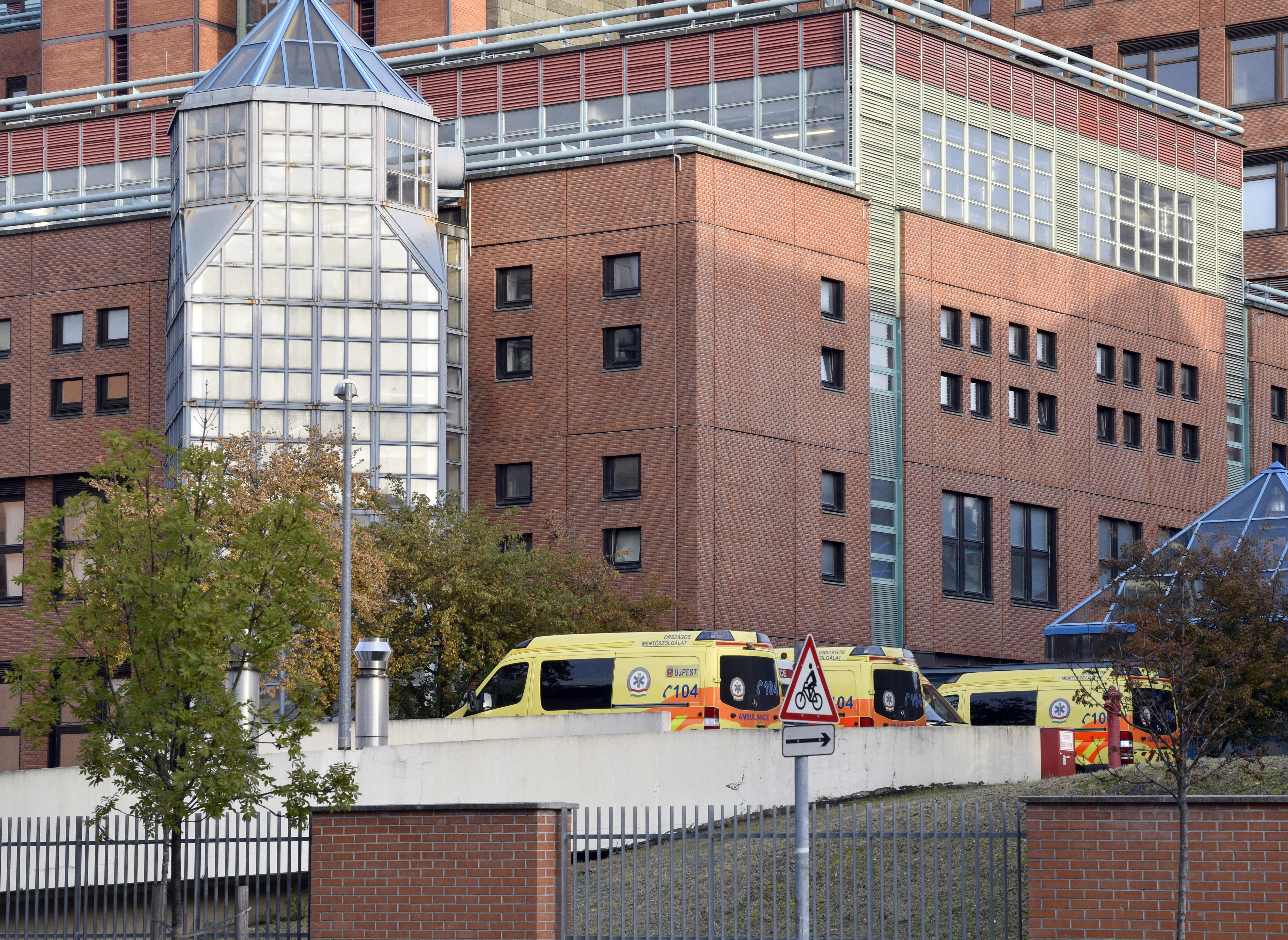 Szégyen: 23 ezer forintos fizetéssel szúrták ki egy orvos szemét az átalakított Honvédkórházban