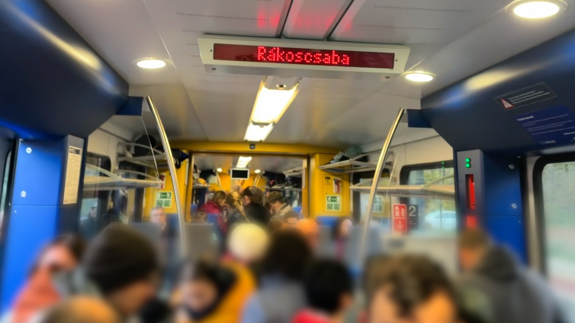 Csepereg az eső, elesett az elővárosi vonatközlekedés – Egy kedélyes őszi reggel Pécelről Budapestre