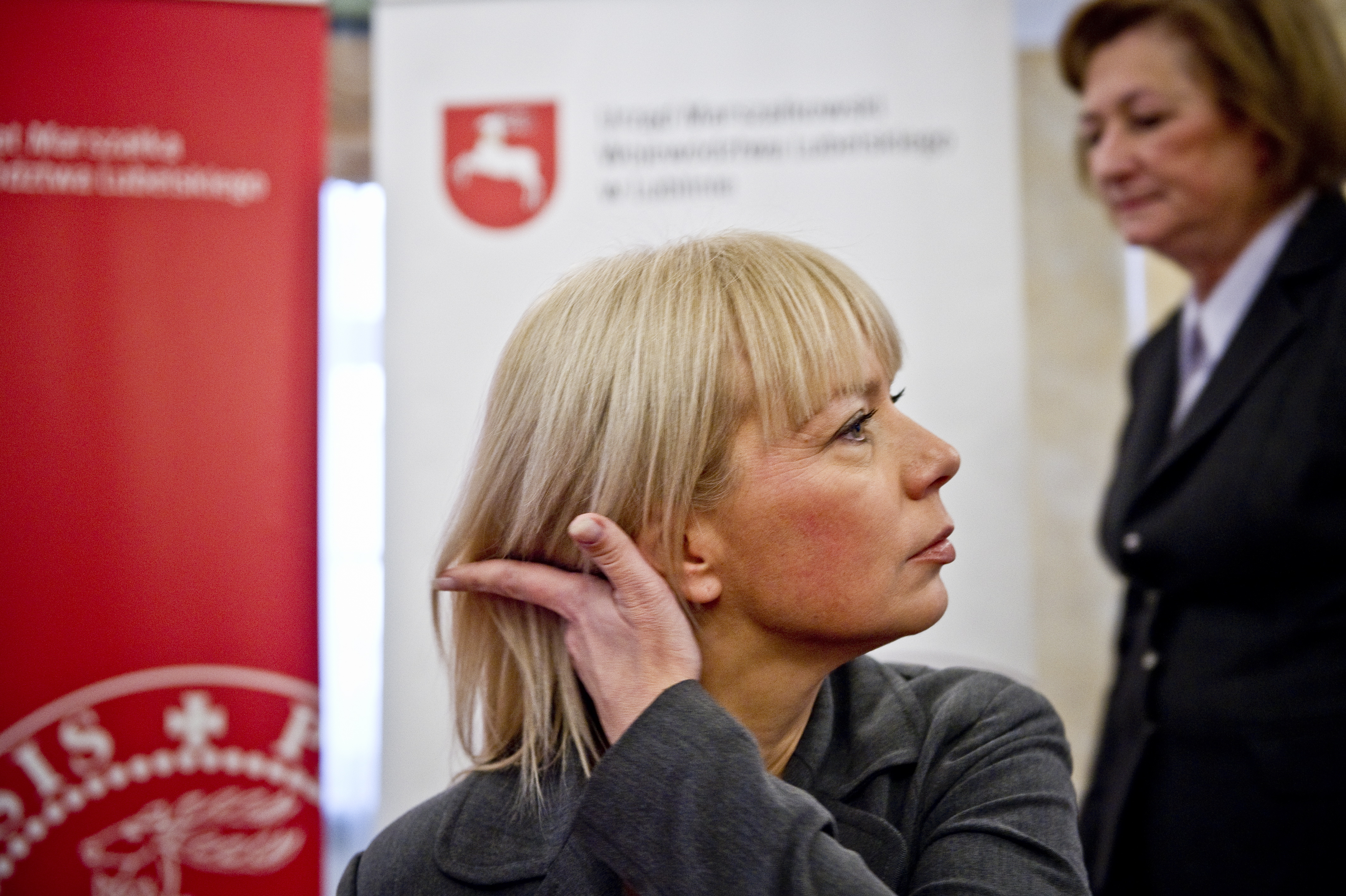 Wolnych chwil w ogóle jej brakuje. - W Brukseli nie mam czasu na zakupy. Żałuję. Próbuję przełamywać sztywność ministerialnego dress code’u. Nie znoszę falbanek, ale uwielbiam biżuterię. Wiem, w których kolorach mi dobrze. Pewnie zabrzmi to głupio, ale kupuję wyłącznie na wyprzedażach. Szkoda mi pieniędzy na rzeczy, które trzy miesiące później kosztują połowę - mówiła także w wywiadzie dla