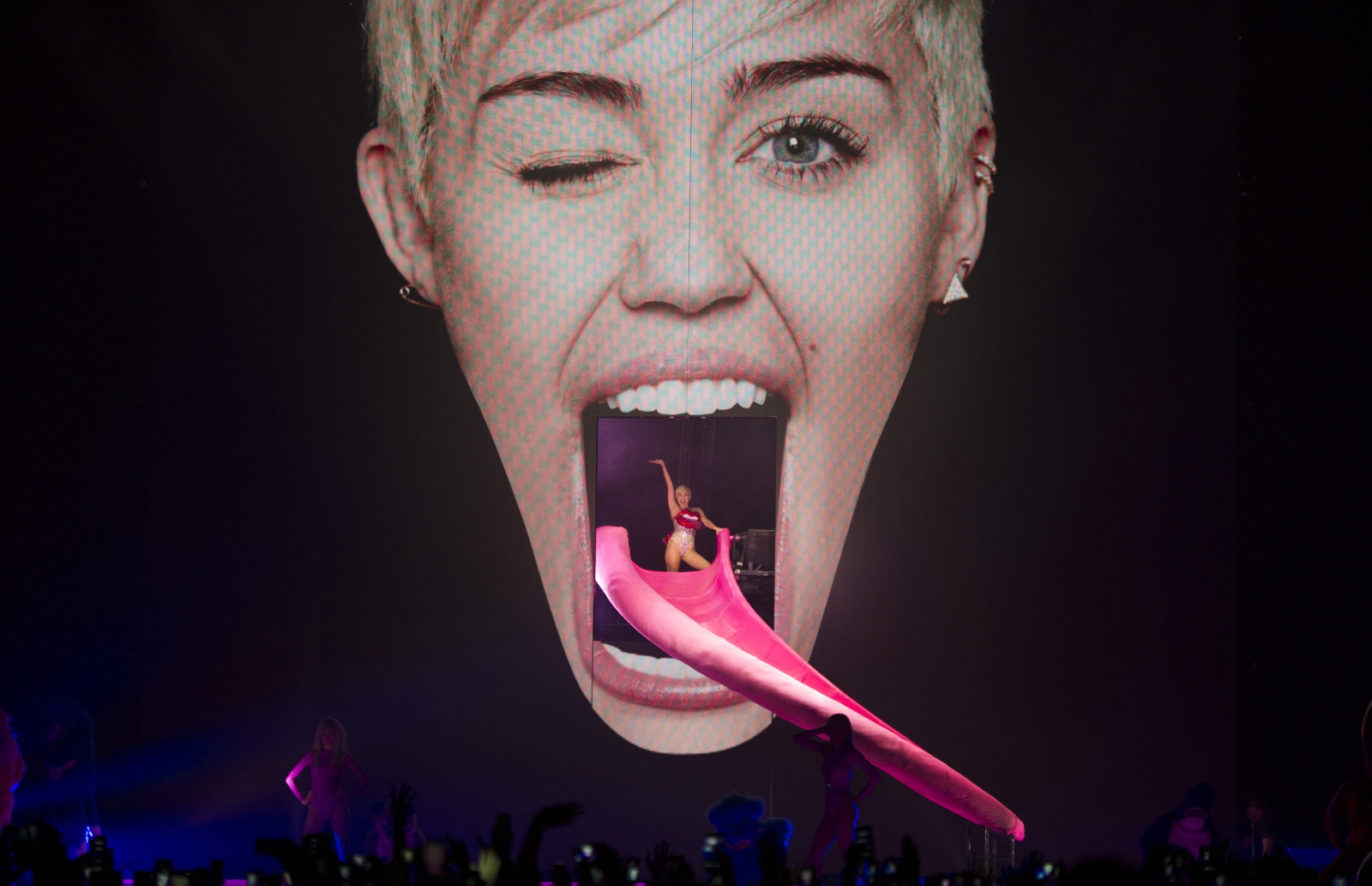 Miley Cyrus podczas koncertu w Kolonii