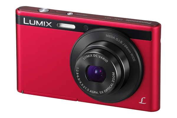 Najnowszy aparat LUMIX DMC-XS1 oferuje swoim użytkownikom połączenie wielu ciekawych możliwości z pięknym, stylowym wzornictwem. Aparat XS1, o rozdzielczości 16,1 megapiksela i grubości zaledwie 14 mm, jest idealnym dodatkiem dla osób robiących zdjęcia w biegu.