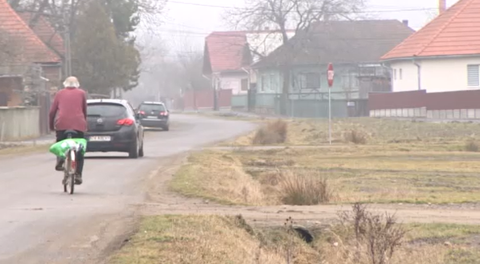 Szülőfalujában hisznek K. Endre ártatlanságában - ezt gondolják a falubeliek a volt igazgatóhelyettes kegyelmi botrányáról - videó