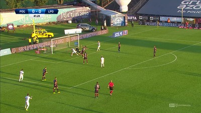Pogoń - Lech (0:0): Trałka minął się z piłką kilka metrów od bramki! Lech marnuje dobrą sytuację