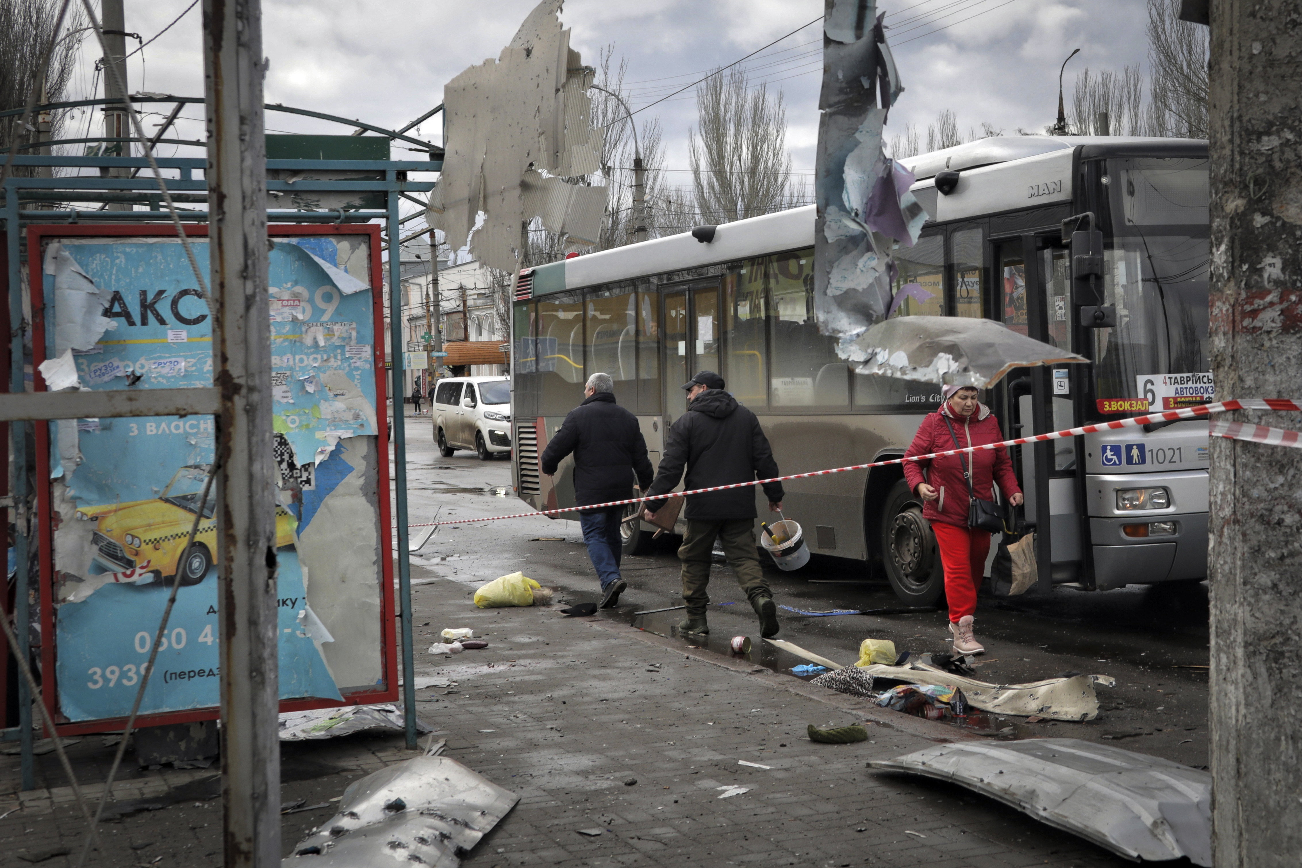 Putyin beszéde alatt bombázni kezdték Herszont: hat ember szörnyethalt egy buszmegállóban – fotók, videó