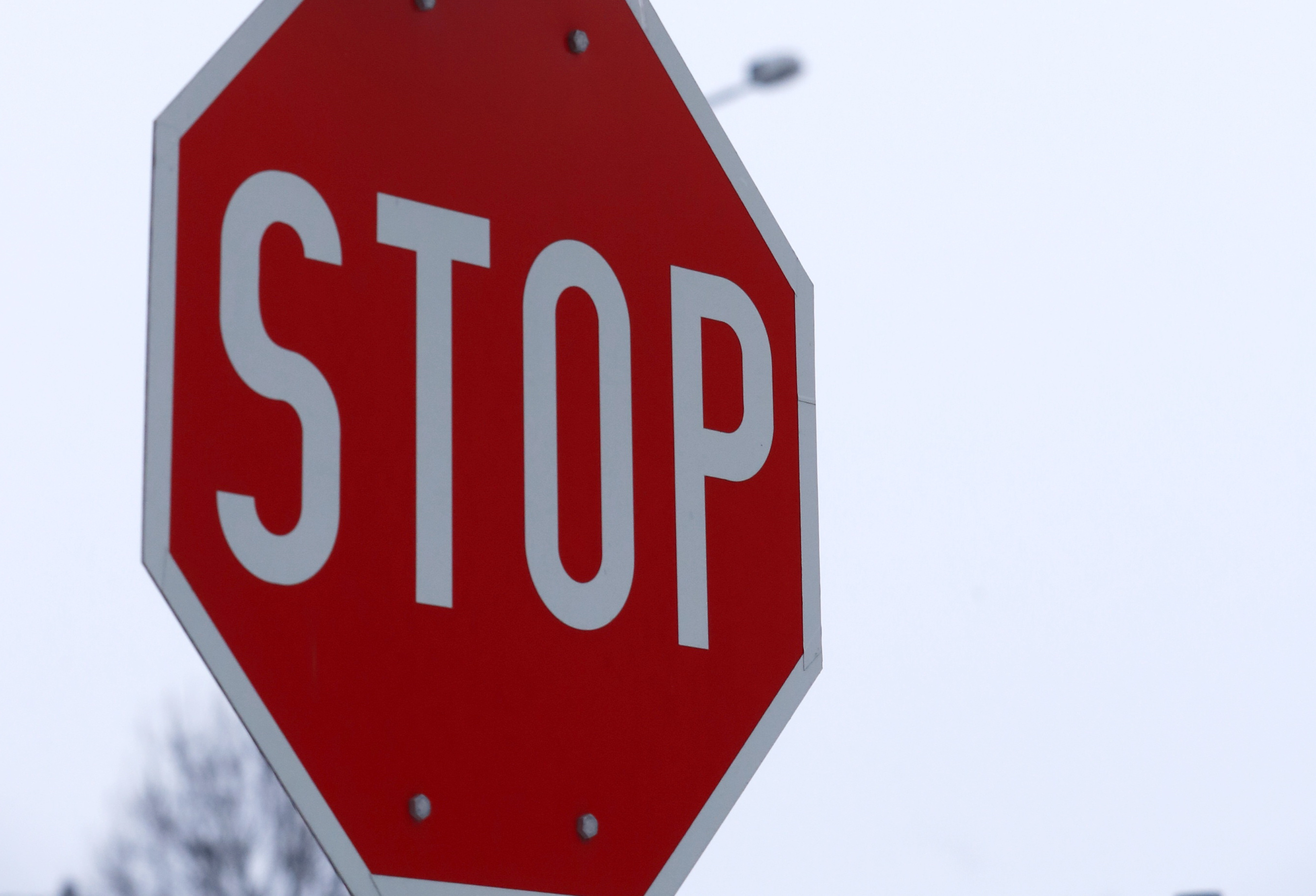 Nem állt meg a STOP táblánál, felborított egy autót, majd lelépett az őrült sofőr - videón az ámokfutás