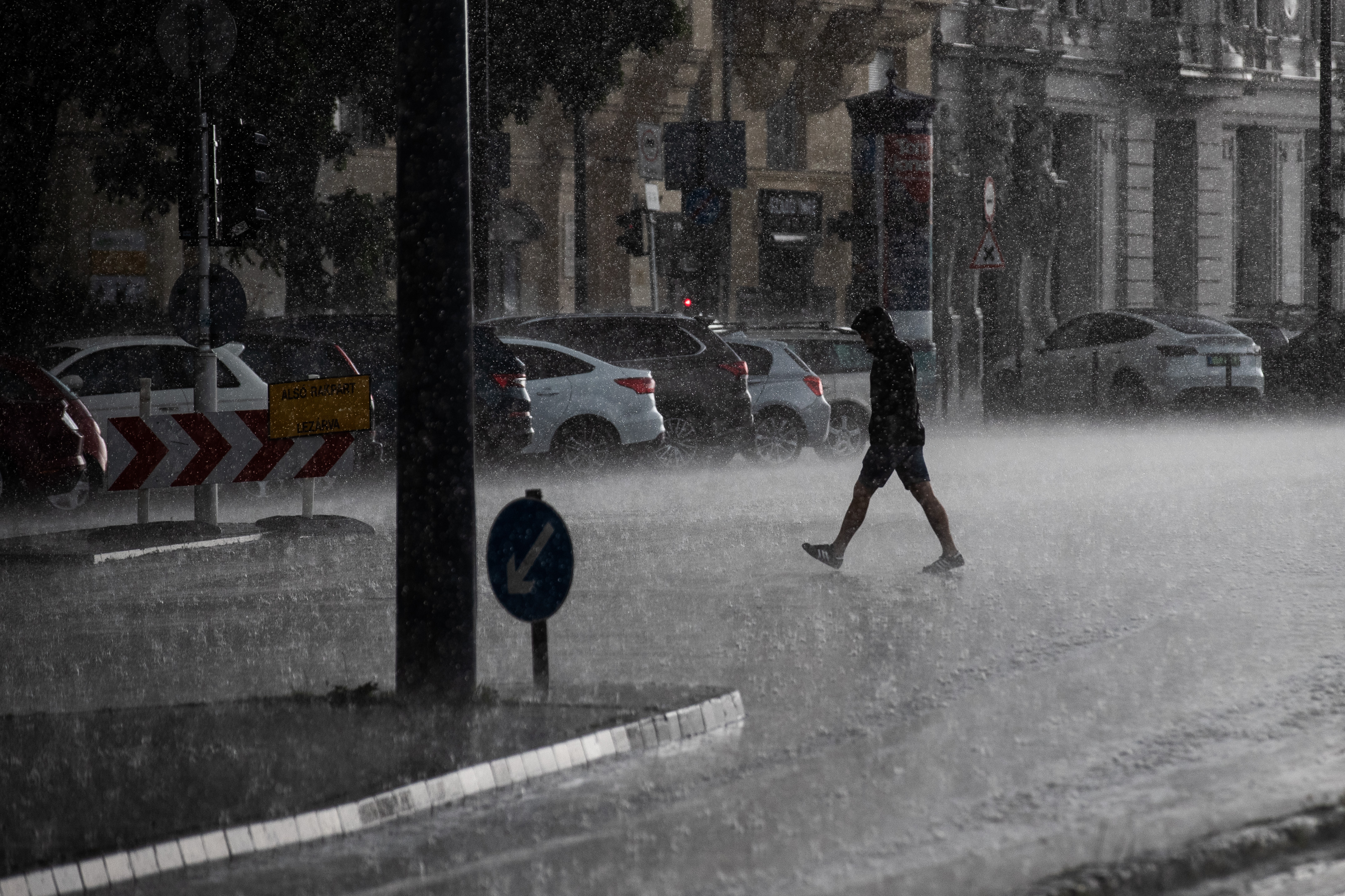 Bedurvul az időjárás: az ország felére kiadták a figyelmeztetést – Jégeső is eshet
