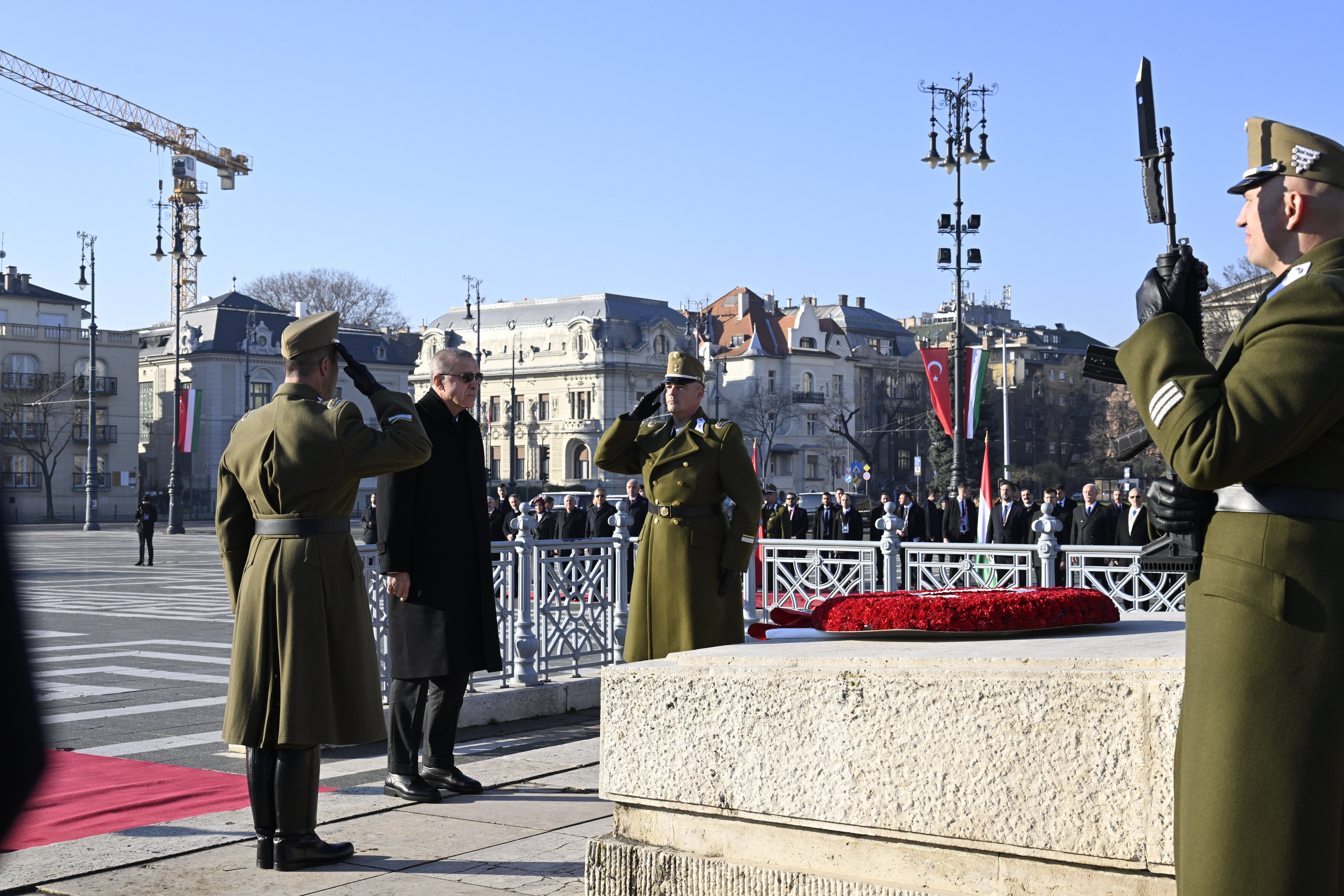 Megérkezett Erdogan Magyarországra és egyből a Hősök terére ment