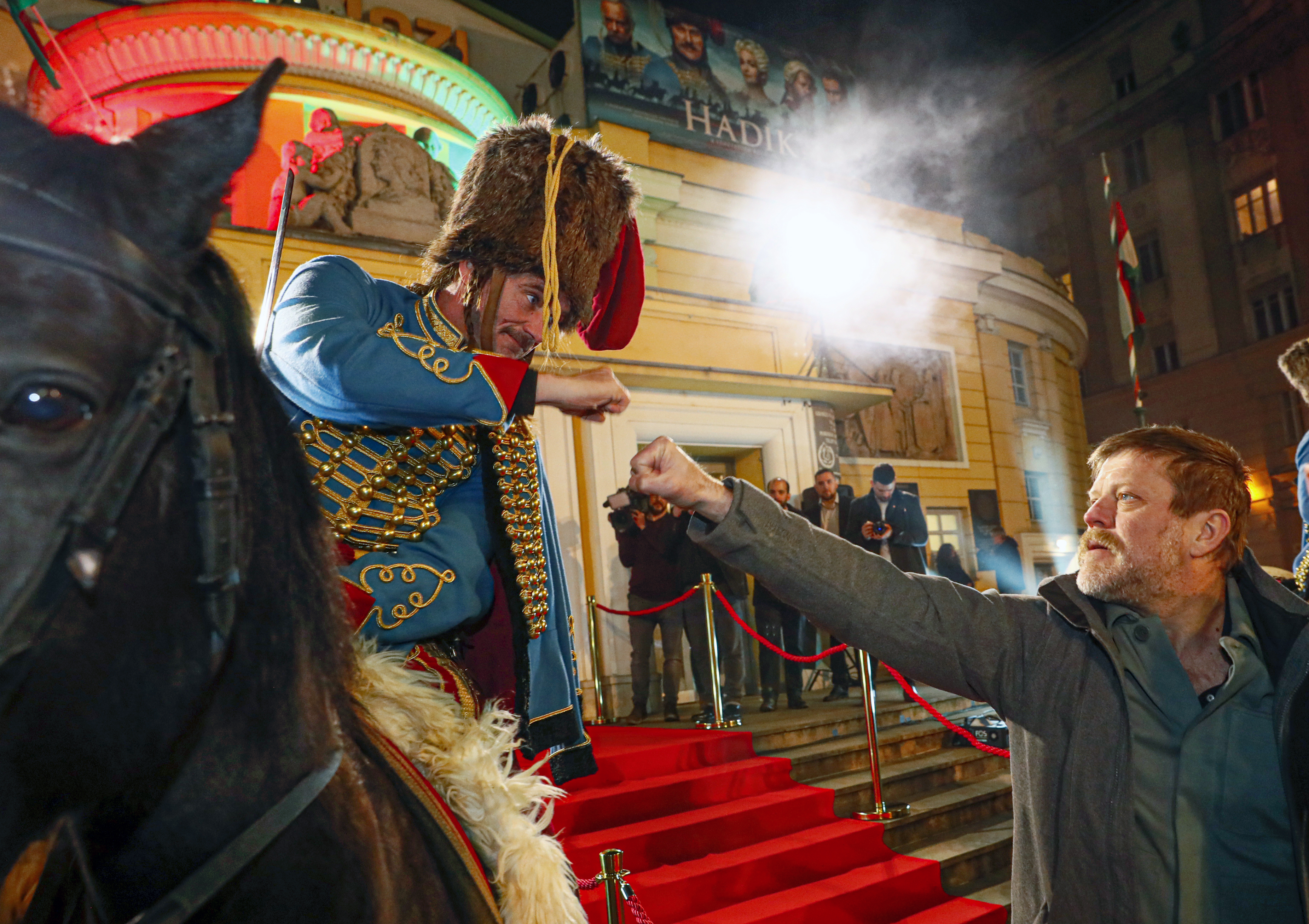 Sztárparádé a vörös szőnyegen: így érkeztek meg a vendégek a Hadik díszbemutatójára a Corvin mozihoz – képgaléria