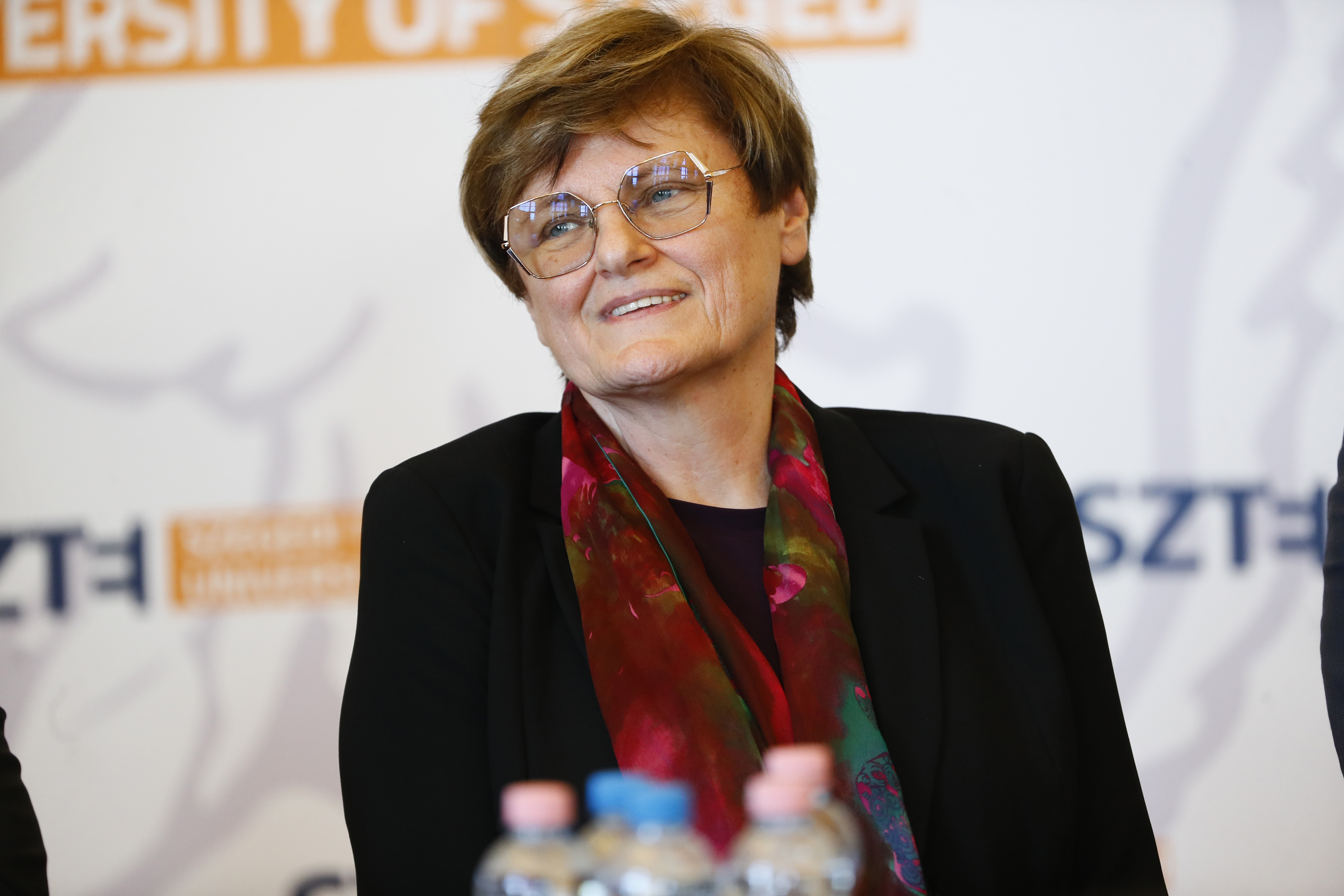 Karikó Katalint a magánéletéről is faggatták Szegeden: „A hosszú boldog házasság titka a külön töltött idő”