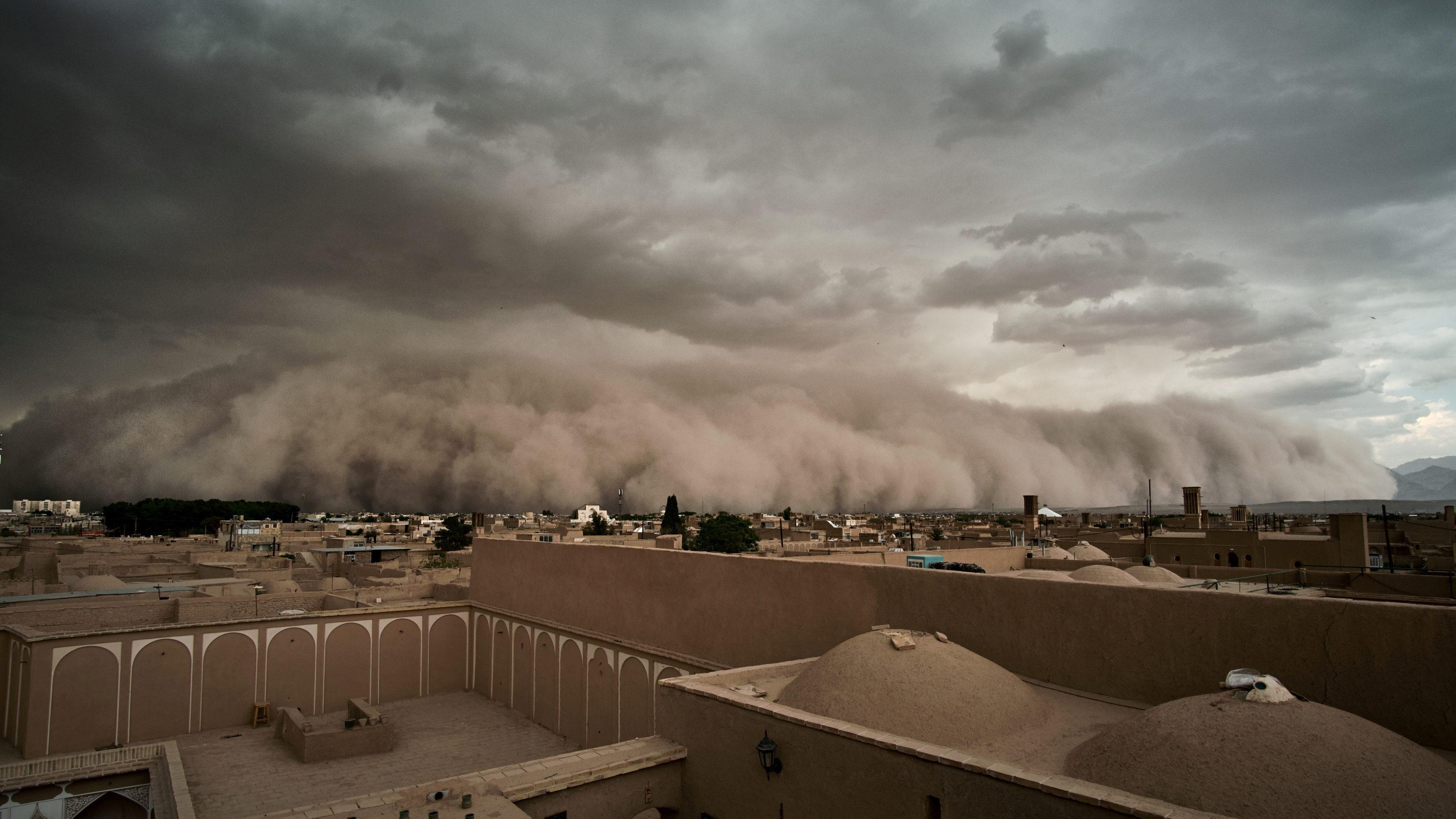 Sandstorm approaches in Yazd