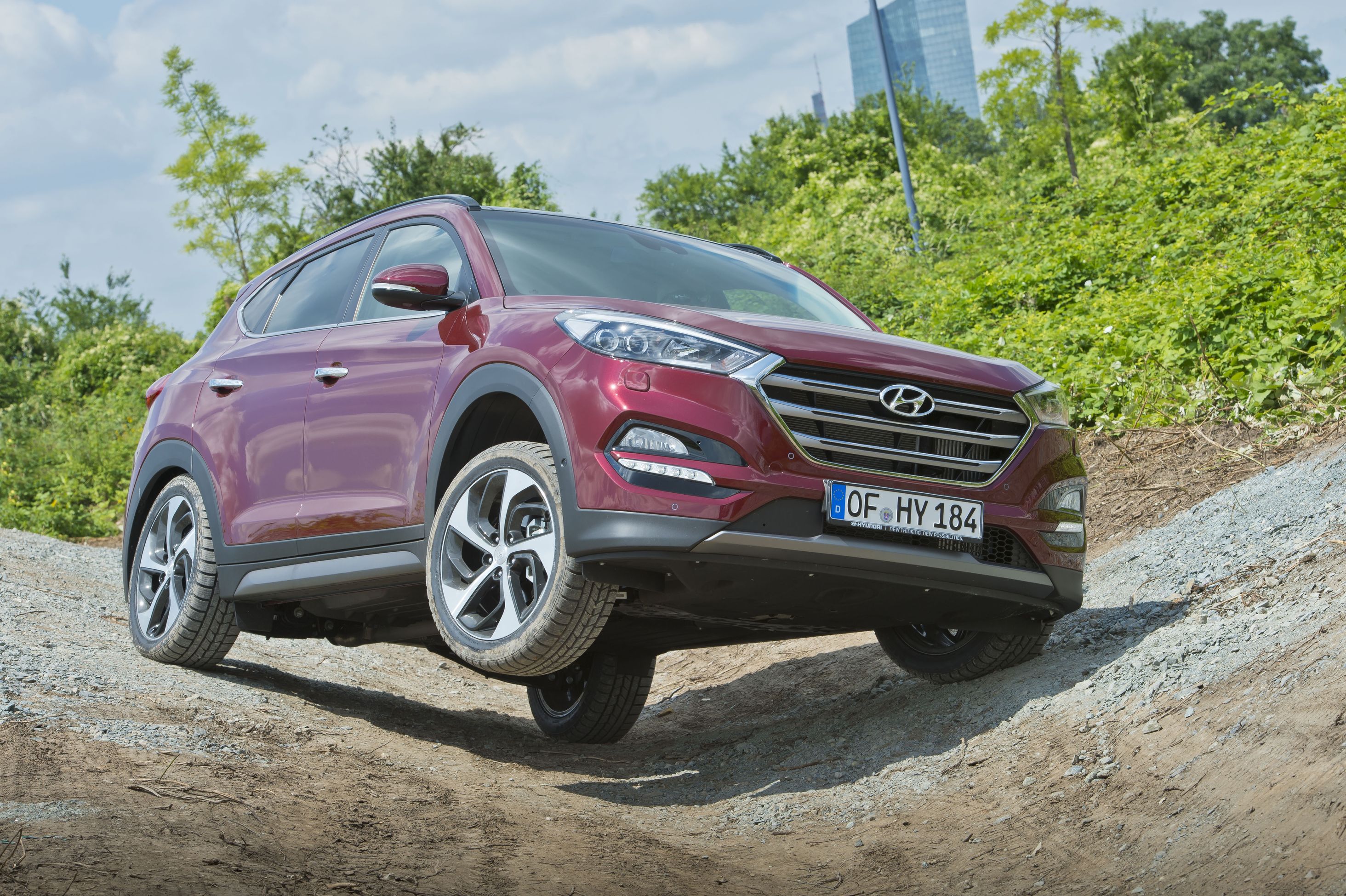 Najnowszy SUV koreańskiej marki został skonstruowany na zupełnie nowej platformie. Efekt? Samochód urósł wzdłuż i wszerz - mierzy 4475 mm długości (4410 mm - ix35), 1850 mm (1820 mm) szerokości. Nowy model jest nieznacznie niższy - 1645 mm (1660 mm) wysokości.