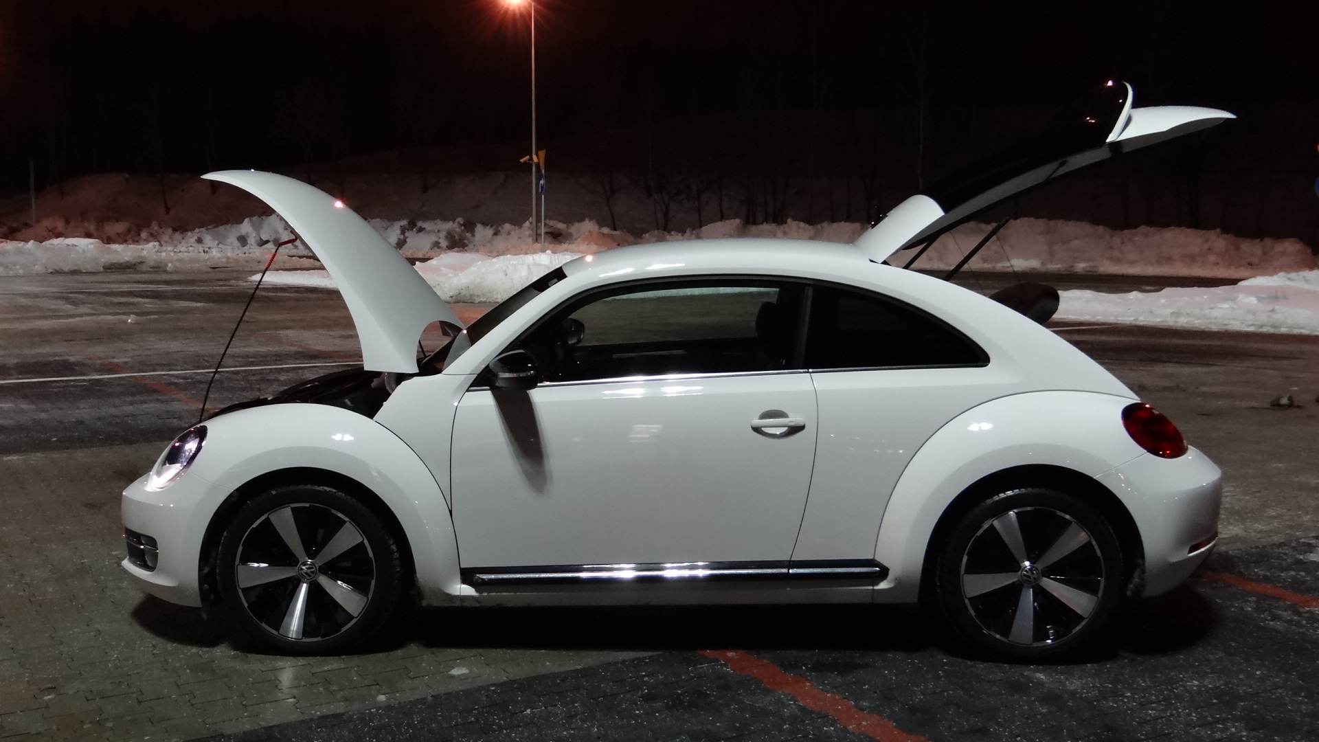 Dwa słowa o brzmieniu systemu: głośno i czysto. Muzyka momentalnie wypełnia czteroosobowe wnętrze volkswagena beetle i uprzyjemni stanie w najdłuższym korku na świecie. Jakość dźwięku zależy od nośnika muzyki. Jeśli lubisz czasem podkręcić bas, to koniecznie dokup ten zestaw...