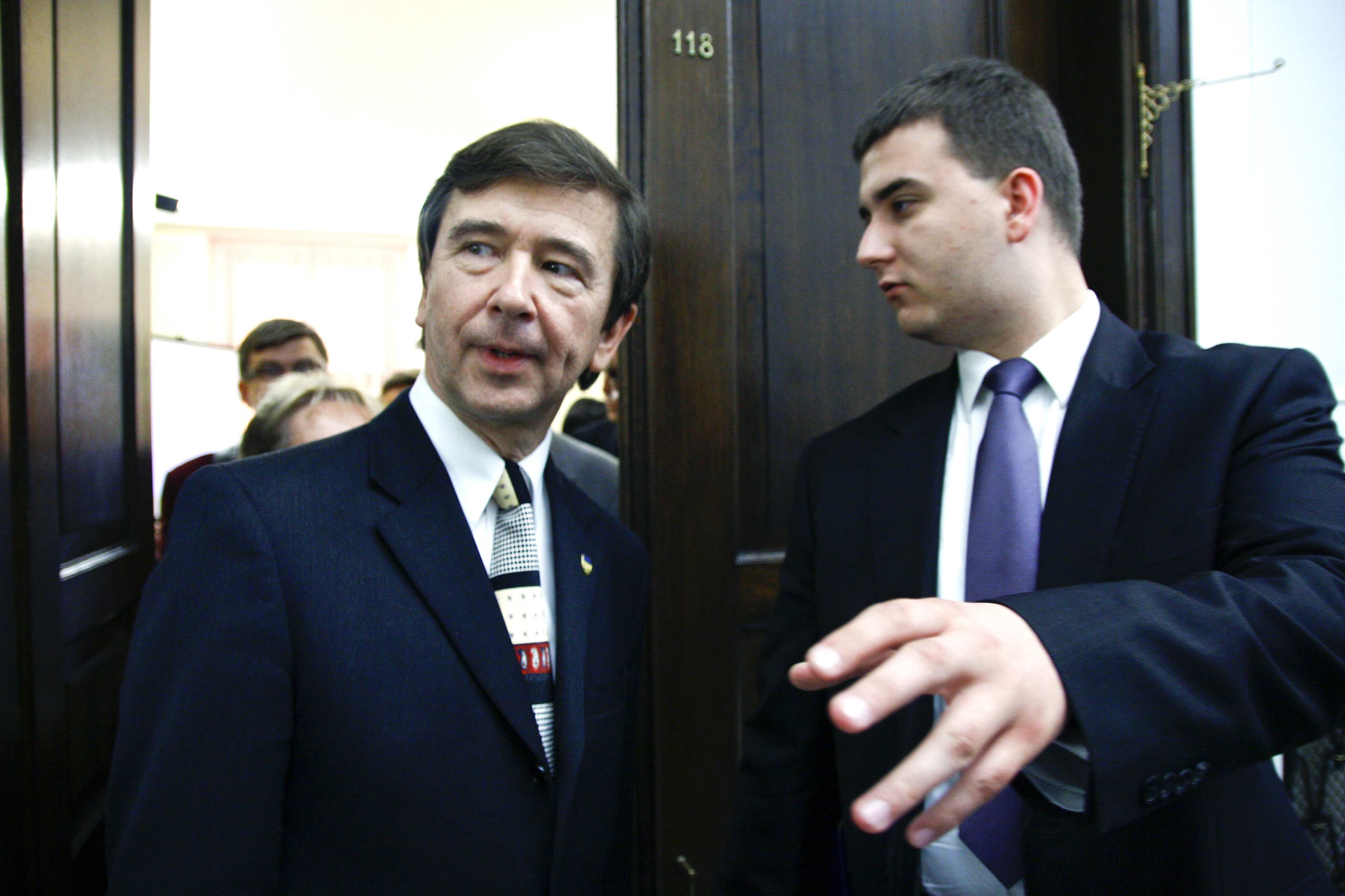 To jeden z najbardziej znanych ekspertów Antoniego Macierewicza. To o jego teoriach było najgłośniej. W 2011 roku przeprowadził analizę katastrofy w Smoleńsku, korzystając z programu symulacyjnego. Wynikało z niej, że skrzydło tupolewa nie mogło odpaść po uderzeniu w smoleńską brzozę. Co więcej, zdaniem naukowca do takiego zderzenia w ogóle nie doszło. -