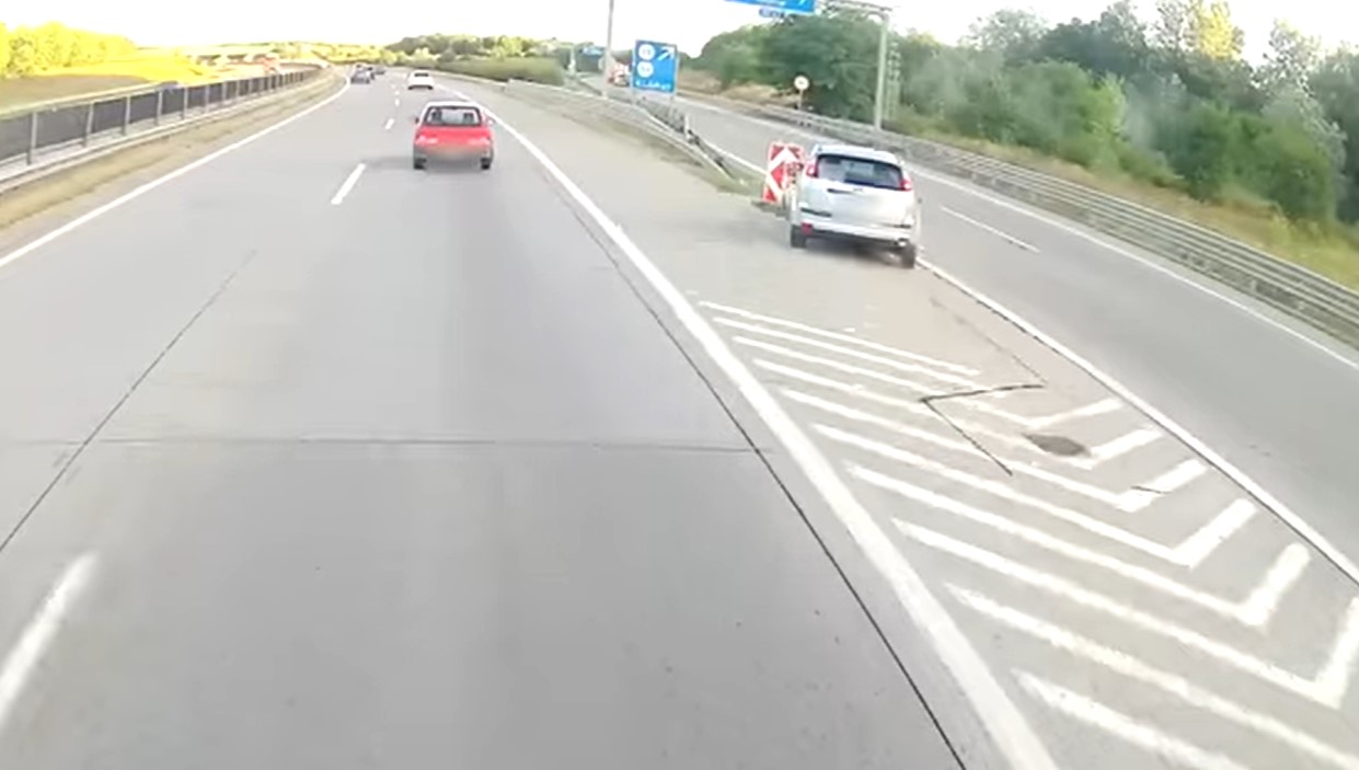 Vakmerő manővert mutatott be egy autós az M0-son – videó