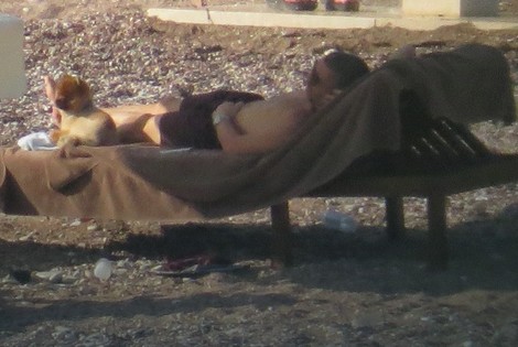 Nikola se izležava i pazi na malog Agu