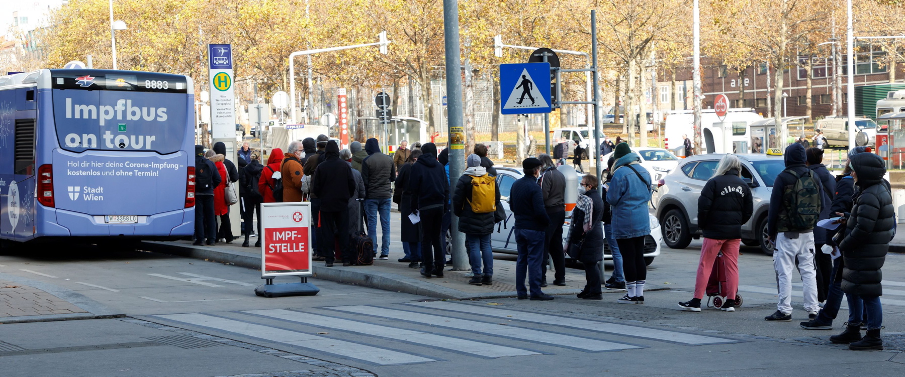 Kolejka do autobusu, w którym można się zaszczepić przeciwko koronawirusowi, Wiedeń, 18 listopada 2021 r.