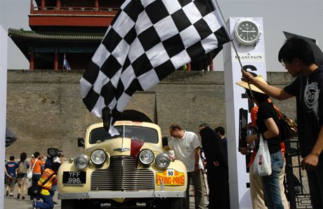 Car Number 90, Richard Curtis from UK and Tengku Idris Shah from Malaysia (he is the King of Malaysia), they start the Rally with their 1940-Chevrolet Fangio Coupe.\ : 90engku Idris ShahÓąúČRichard Curtis1940-Chevrolet Fangio Coupeż2007ę\ : Richard Curtis Tengku Idris Shahż2007\ (China)