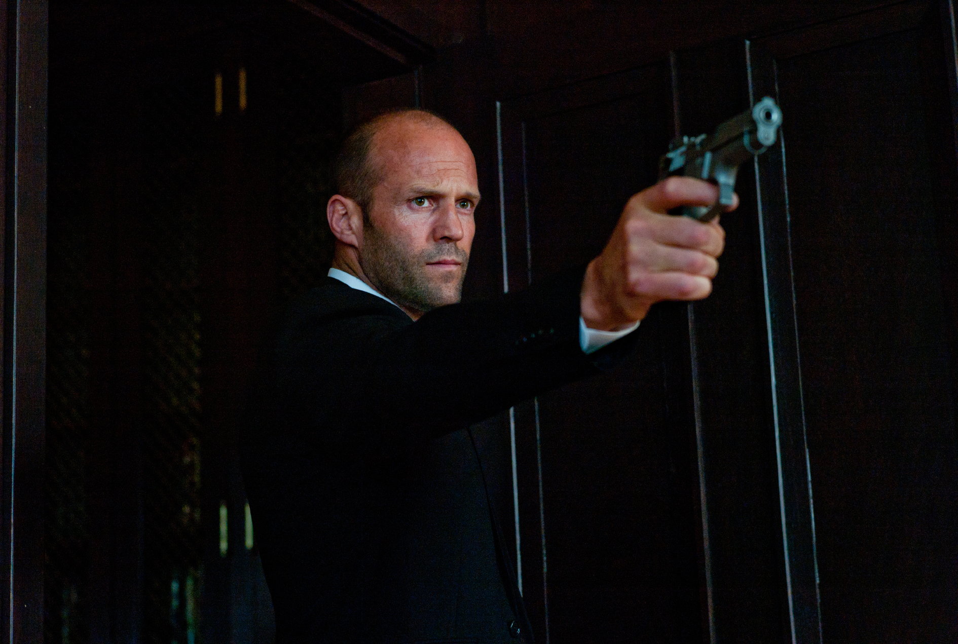 Jason Statham zdecydowanie pasuje do swojej roli, nawet jeśli powtarza ograne miny z kilkunastu ostatnich produkcji (stać go na więcej, przypomnijcie sobie
