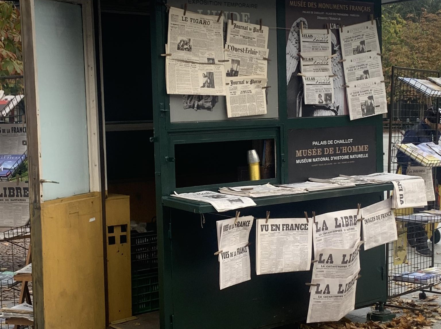 Mi történik? Furcsa, külföldi feliratok lepték el a Szabadság teret - fotók