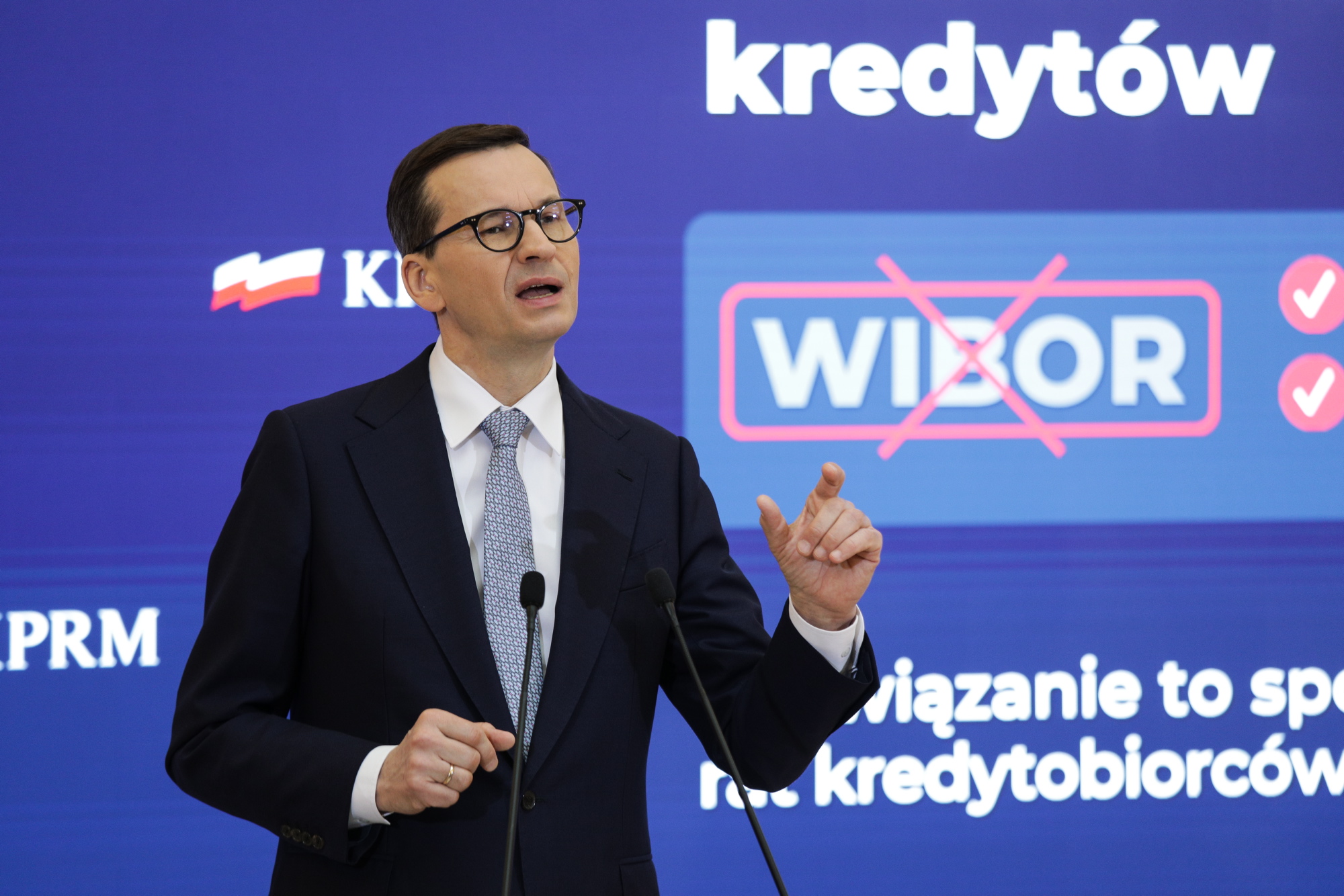 Premier Mateusz Morawiecki podczas konferencji dotyczącej tzw. putininflacji i pomocy dla kredytobiorców, Warszawa, 26 kwietnia 2022 r