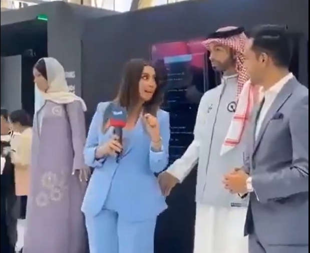 Szaúd-Arábia első férfi humanoid robotja letapizta a riporternőt a bemutató közben - videón a kínos incidens