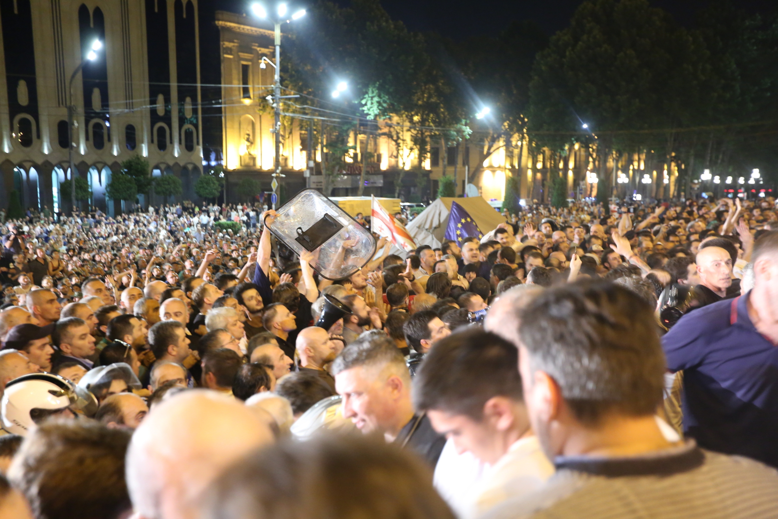 Gawriłow przybył do Gruzji z okazji corocznego międzynarodowego spotkania parlamentarzystów z państw prawosławnych. Rosjanin w przeszłości wyrażał poparcie dla niepodległości separatystycznego gruzińskiego regionu Abchazji.