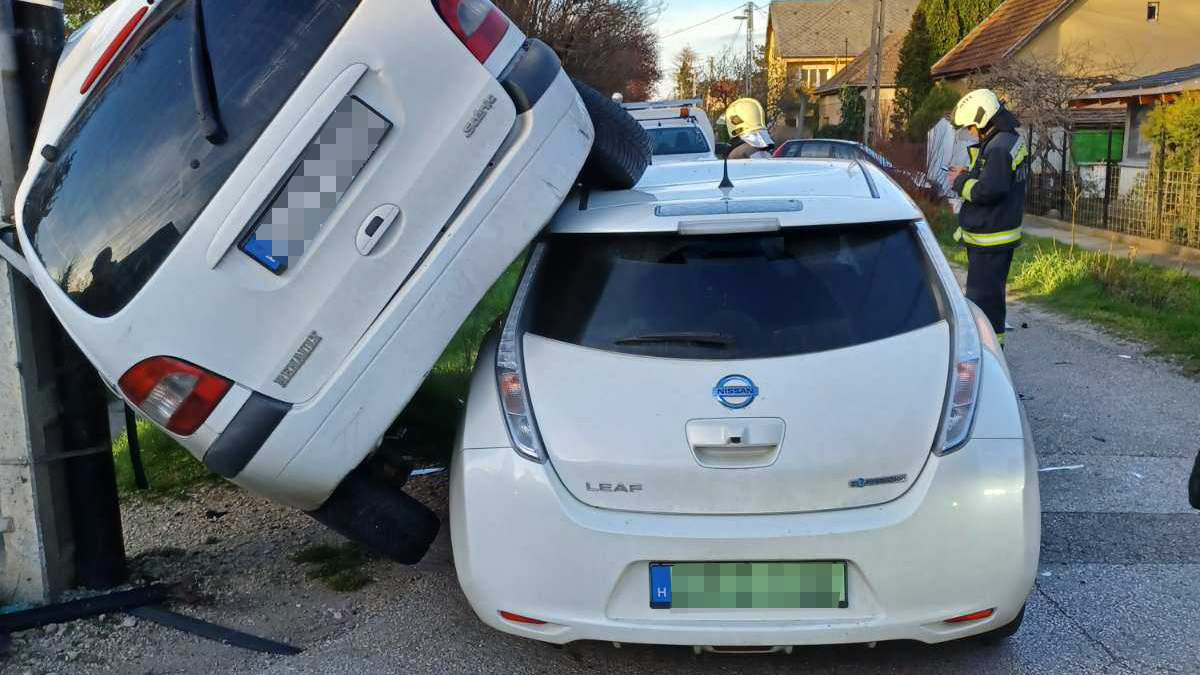 Kevés volt a parkolóhely, vagy... Fotók a csúnya gyömrői balesetről