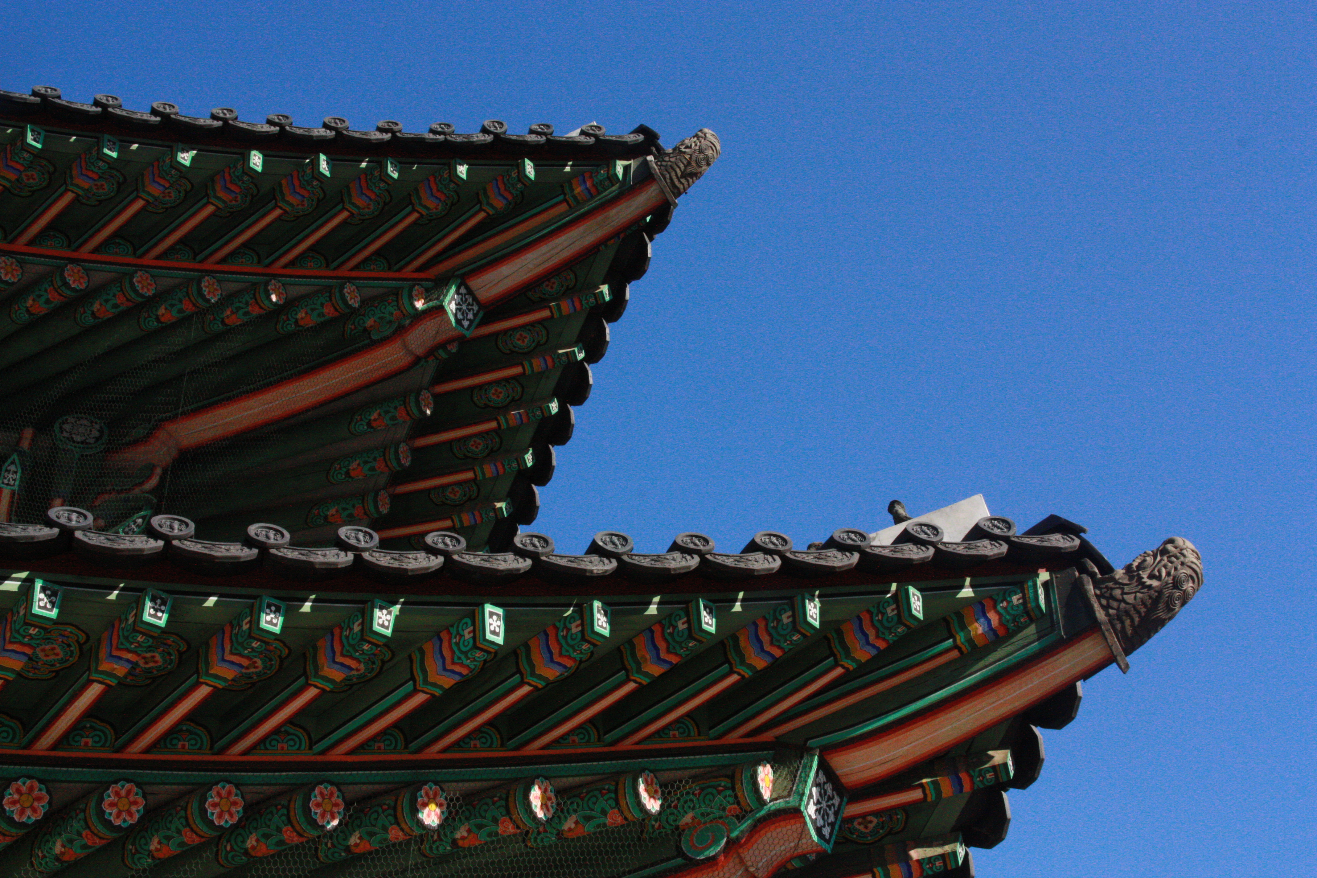 W pałacu Changdeokgung (zwanym również Changdeok) mieszkał ostatni władca koreański, Sujong, aż do śmierci w 1926 roku. W 1997 roku pałac został wpisany na listę dziedzictwa światowego UNESCO