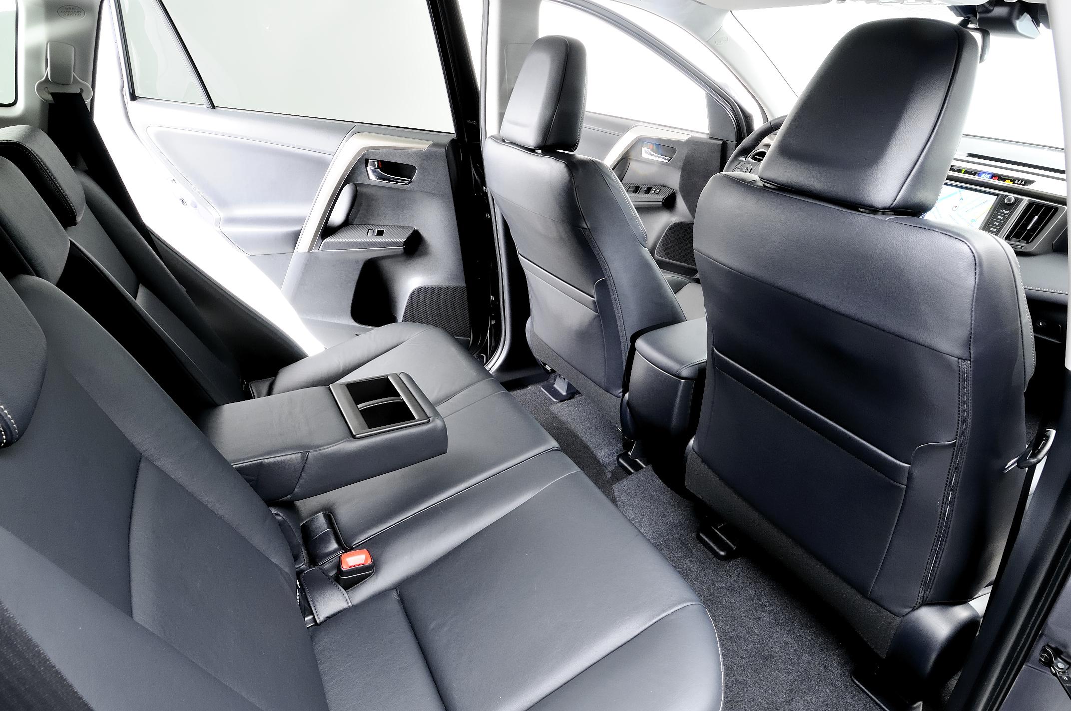 Jak mówią inżynierowie nowy RAV4 oferuje najwięcej w swojej klasie przestrzeni za plecami kierowcy. System Easy Flat pozwala dowolnie kształtować i łatwo składać poszczególne części tylnej kanapy...