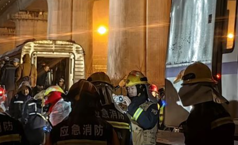 Katasztrófa: két metró összeütközött Pekingben - több mint 500 ember került kórházba - fotók, videó