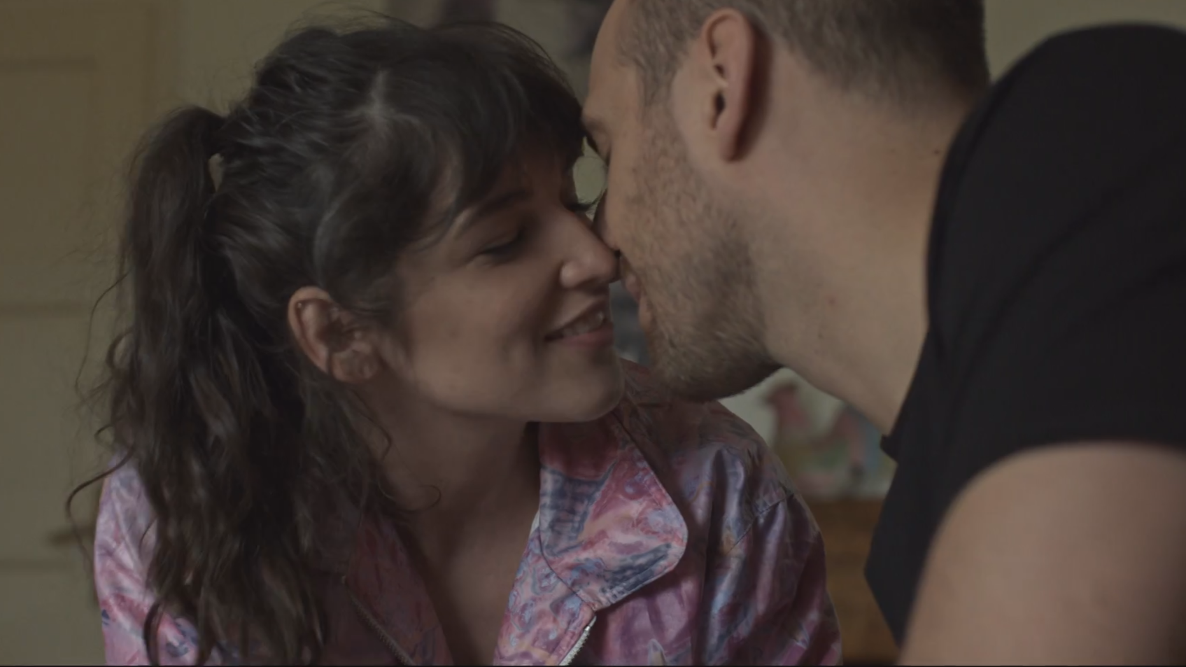 Brasch Bence egy másik nővel csókolózott, a kamera mindent vett – videó