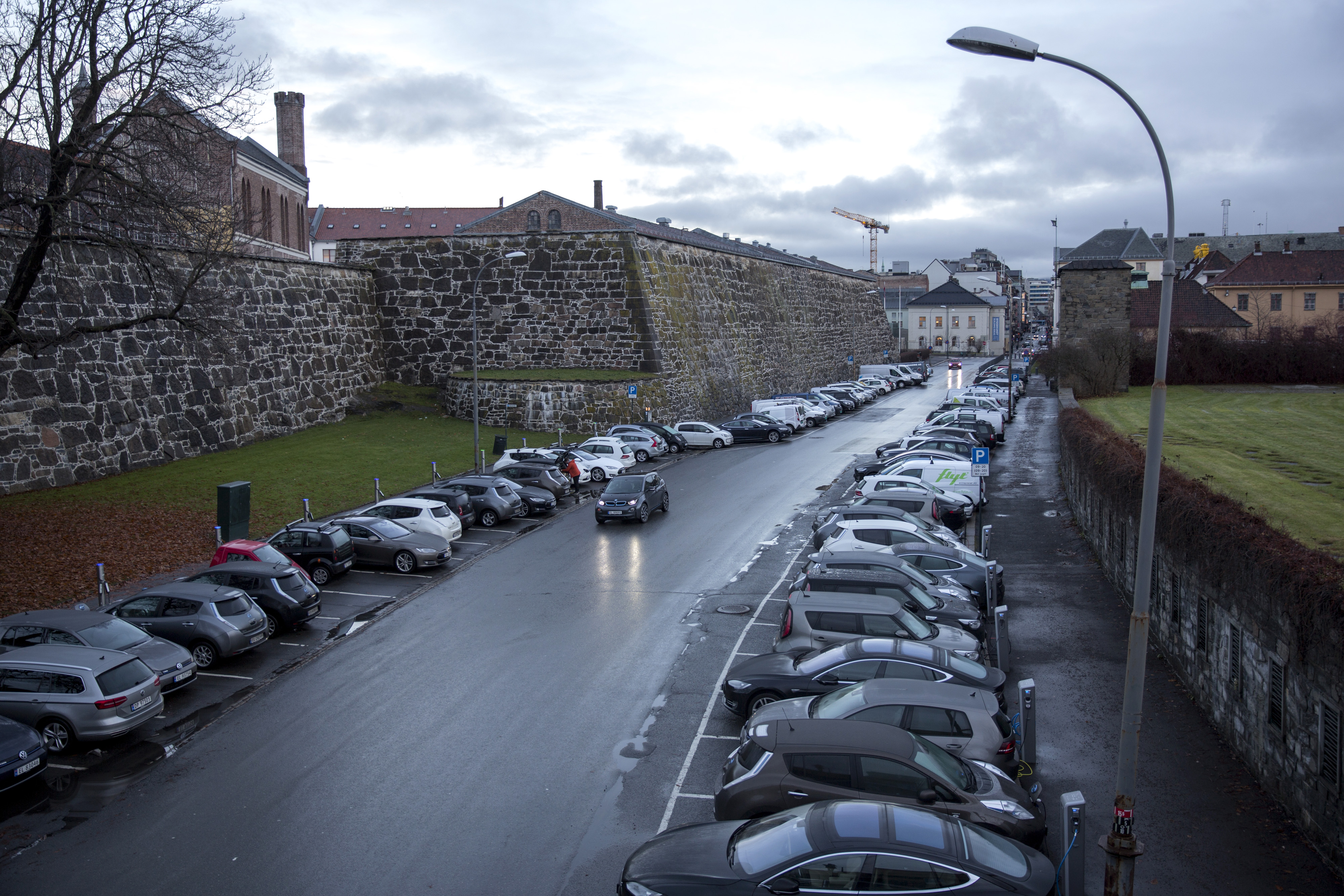 Samochody elektryczne zaparkowane na stacjach ładowania przy Kongens gate w Oslo, Norwegia, listopad 2016 r.