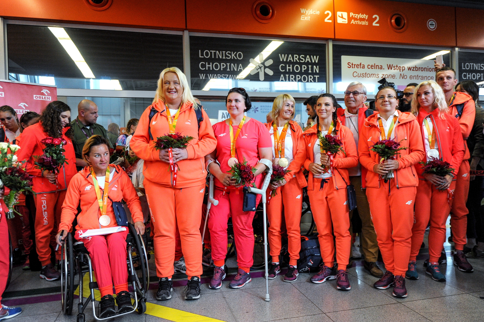 Od lewej: Kamila Kubas (kajakarstwo - brąz) Ewa Durska (pchnięcie kulą - złoto), Milena Olszewska (łucznictwo - brąz), Barbara Niewiedział (1500 m - złoto, 400 m brąz), Aleksandra Tecław i Iwona Podkościelna (kolarstwo szosowe tandem - złoto) oraz Karolina Kucharczyk (skok w dal - srebro), podczas powitania na Lotnisku Chopina w Warszawie, 21 bm. Polska reprezentacja zdobyła 39 medali podczas XV Igrzysk Paraolimpijskich: 9 złotych, 18 srebrnych i 12 brązowych. W klasyfikacji medalowej Polacy zajęli 10. miejsce.