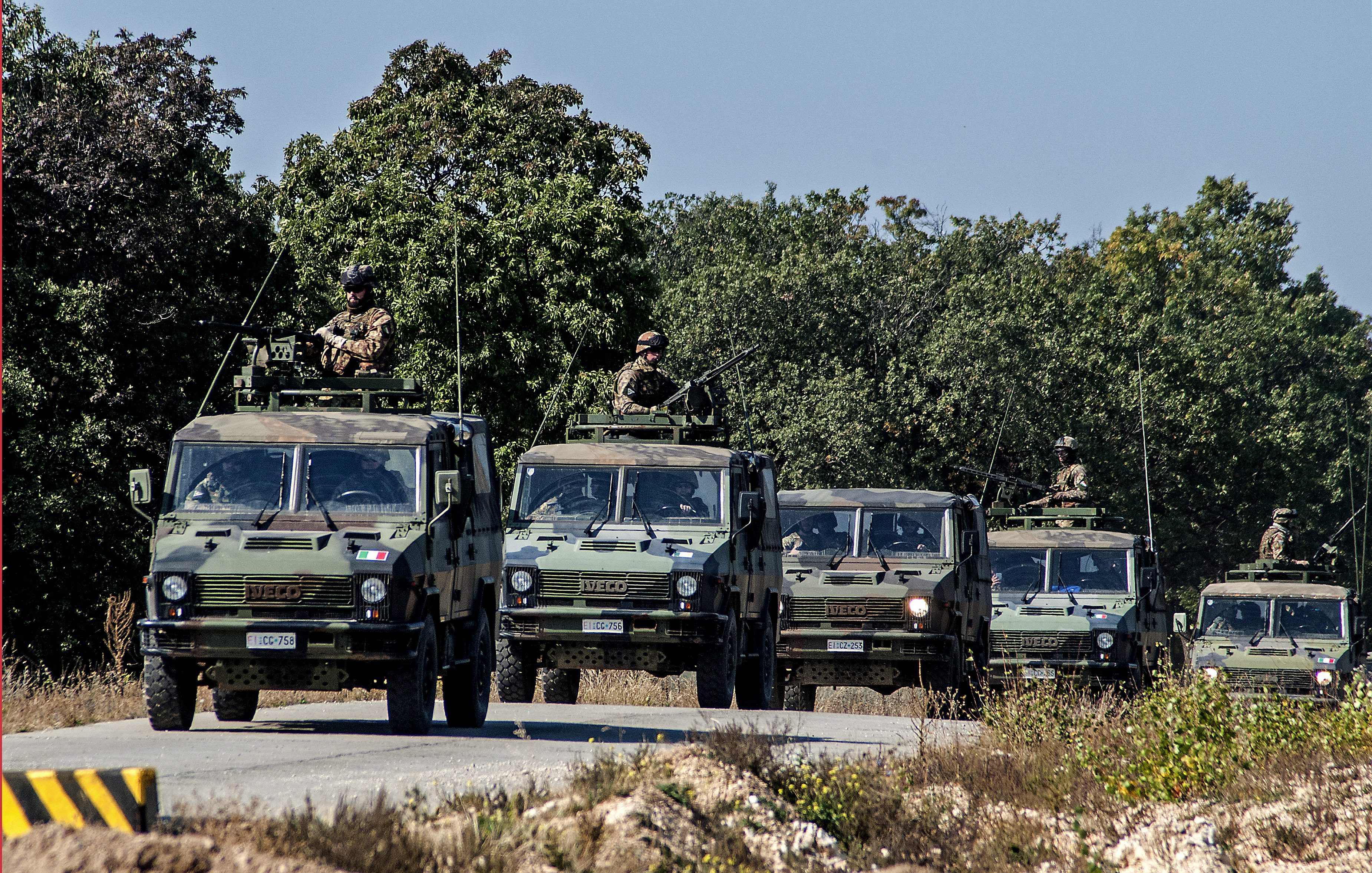 Páncélozott járművek, katonai konvojok lepik el ma az utakat az Alföldön