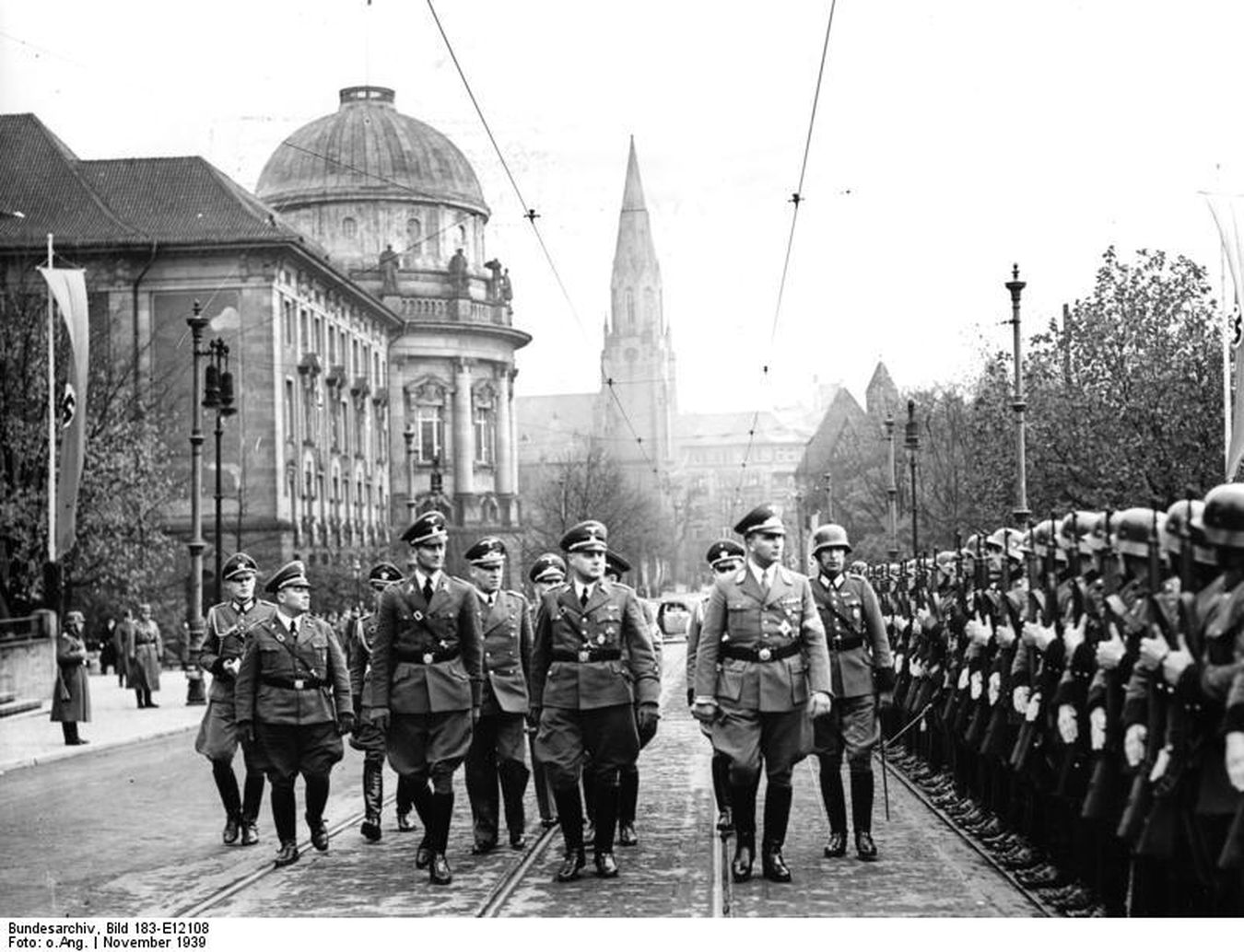 Wilhelm Koppe przed kompanią Wehrmachtu w 1939 rou w Poznaniu (fot. Bundesarchiv, 183-E12108)