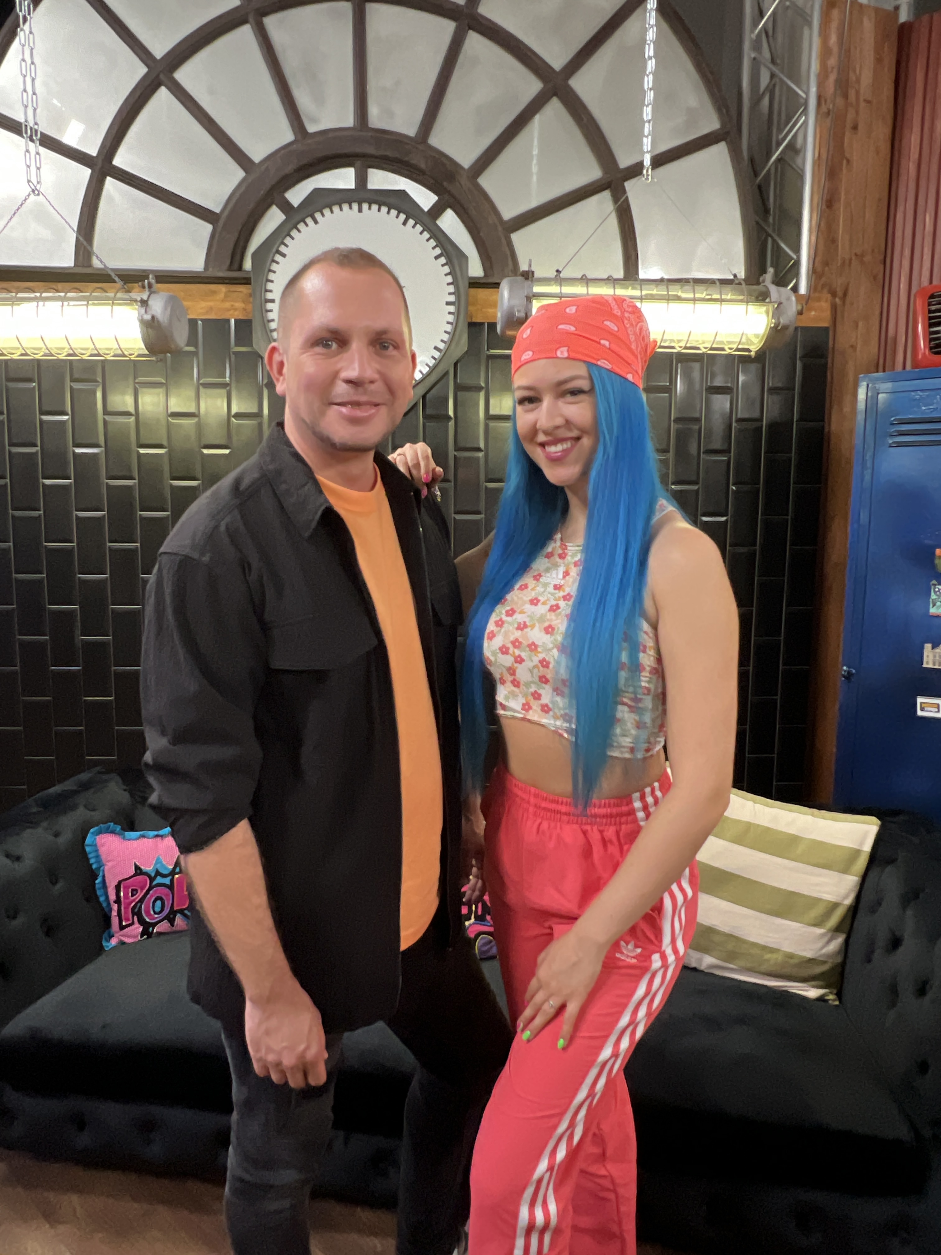 Az első munkahelyén fél napot dolgozott egy hamburgerért a kék hajú sztár-dj – videó