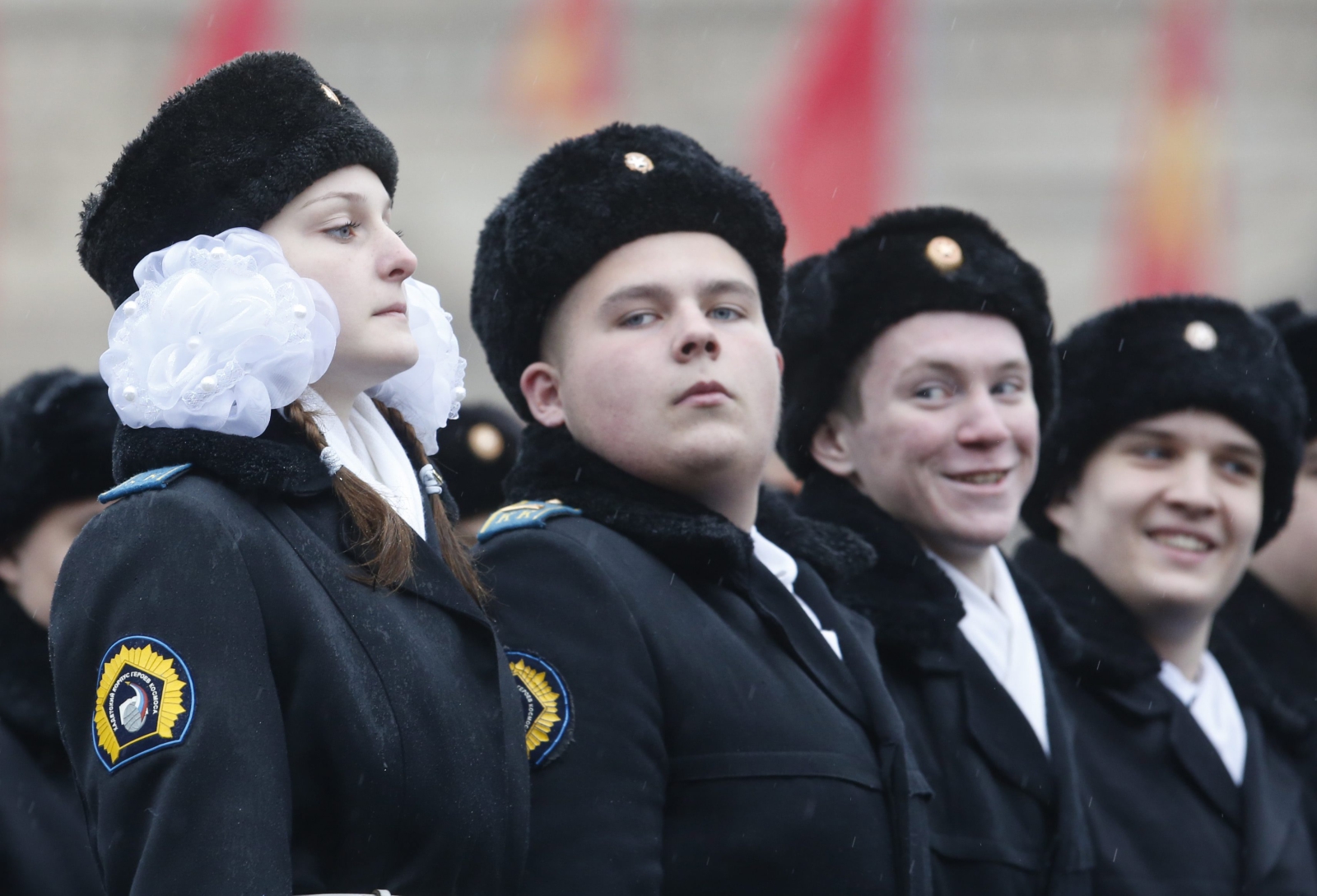 Czerwone gwiazdy i inne komunistyczne symbole, sztandary historycznych jednostek wojskowych i uroczysta defilada...