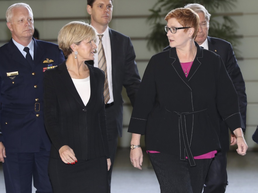 ... Potwierdzeniem naszej obserwacji mogą być też zdjęcia, na których minister Bishop widać obok młodszej o 8 lat australijskiej minister obrony. Jej drobna sylwetka sprawia, że wcale nie wygląda poważniej od koleżanki...