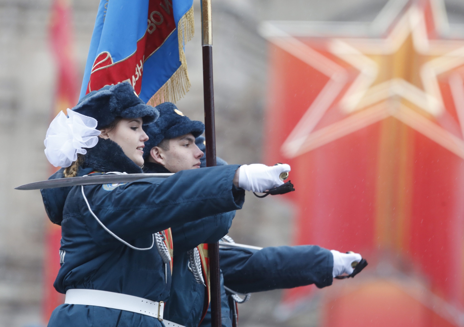 Czerwone gwiazdy i inne komunistyczne symbole, sztandary historycznych jednostek wojskowych i uroczysta defilada...