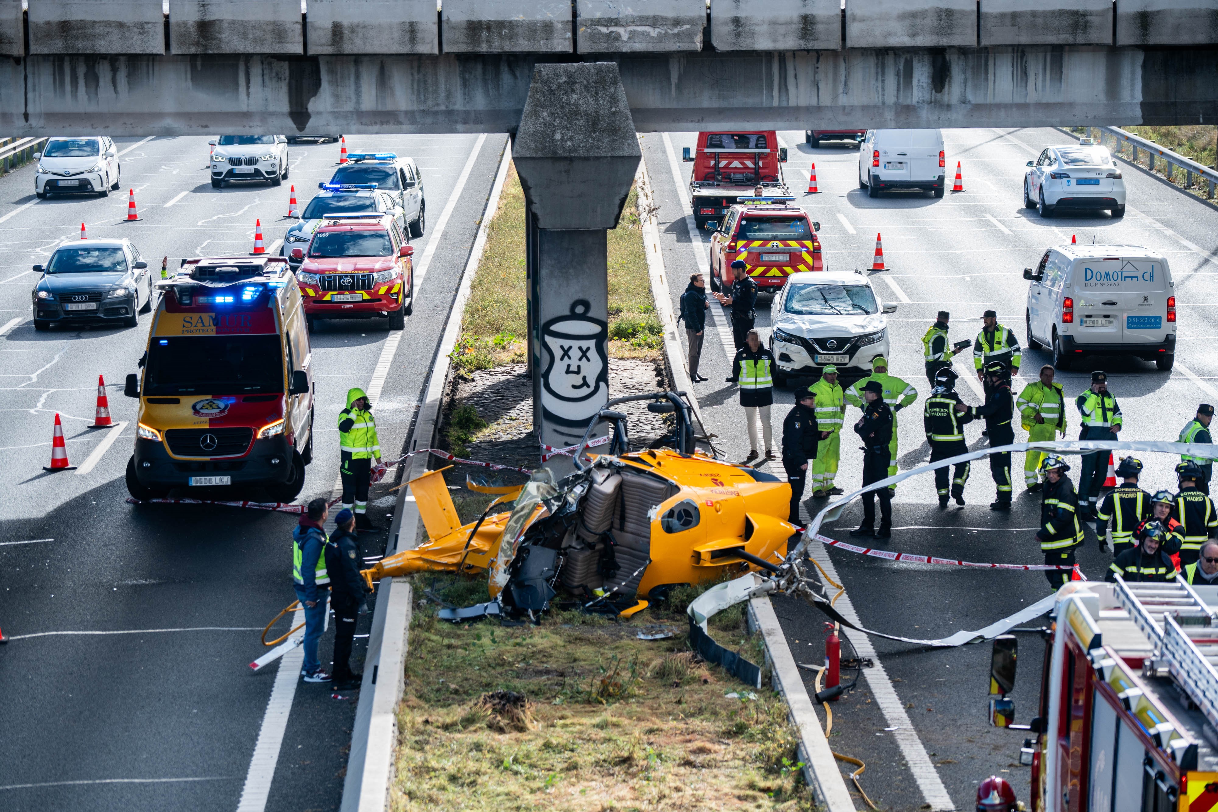 Helikopter zuhant az autópályára Spanyolországban - itt vannak a helyszíni fotók