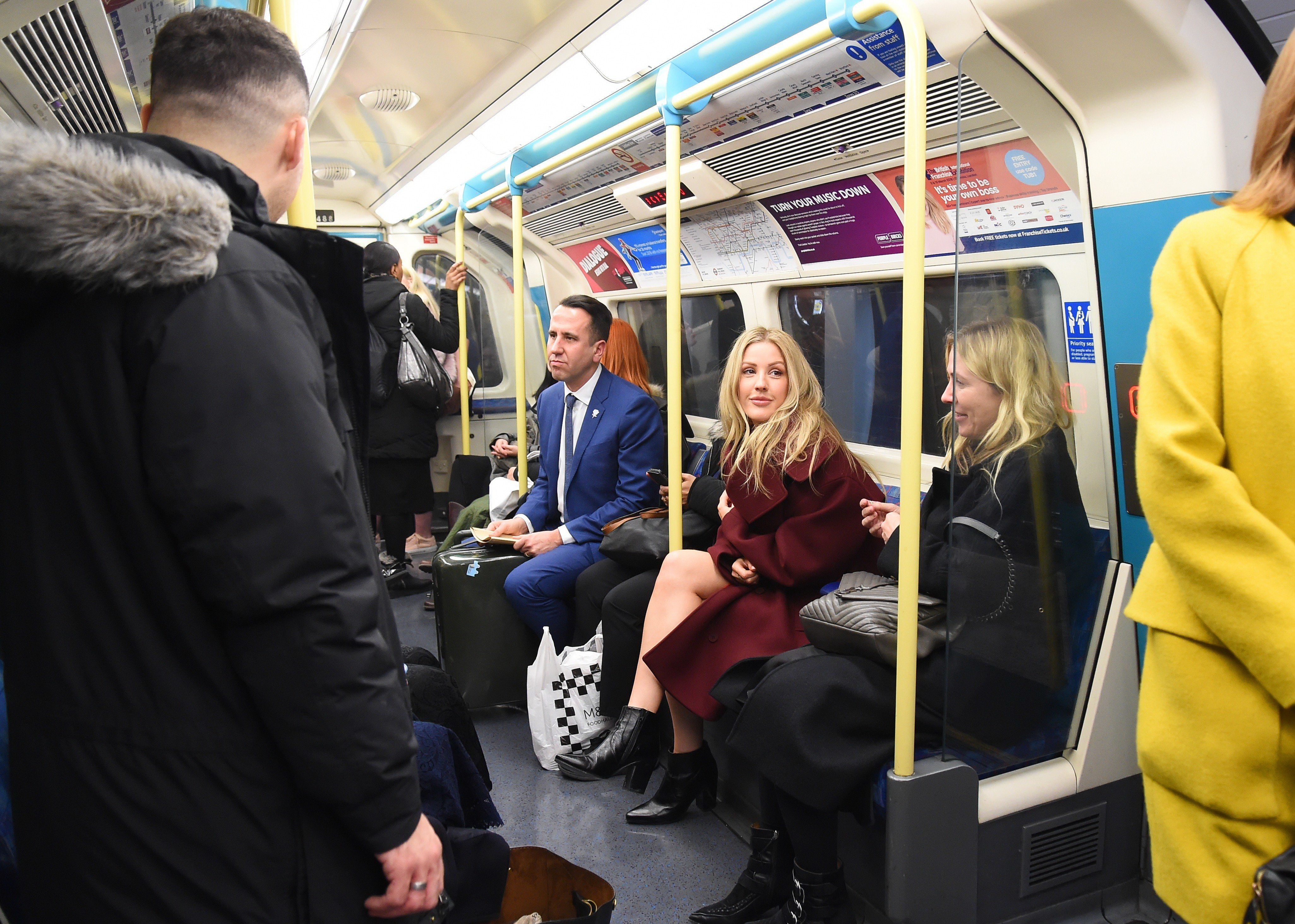 Hiába világsztár, metróval ment a díjátadóra Ellie Goulding – képek - Blikk