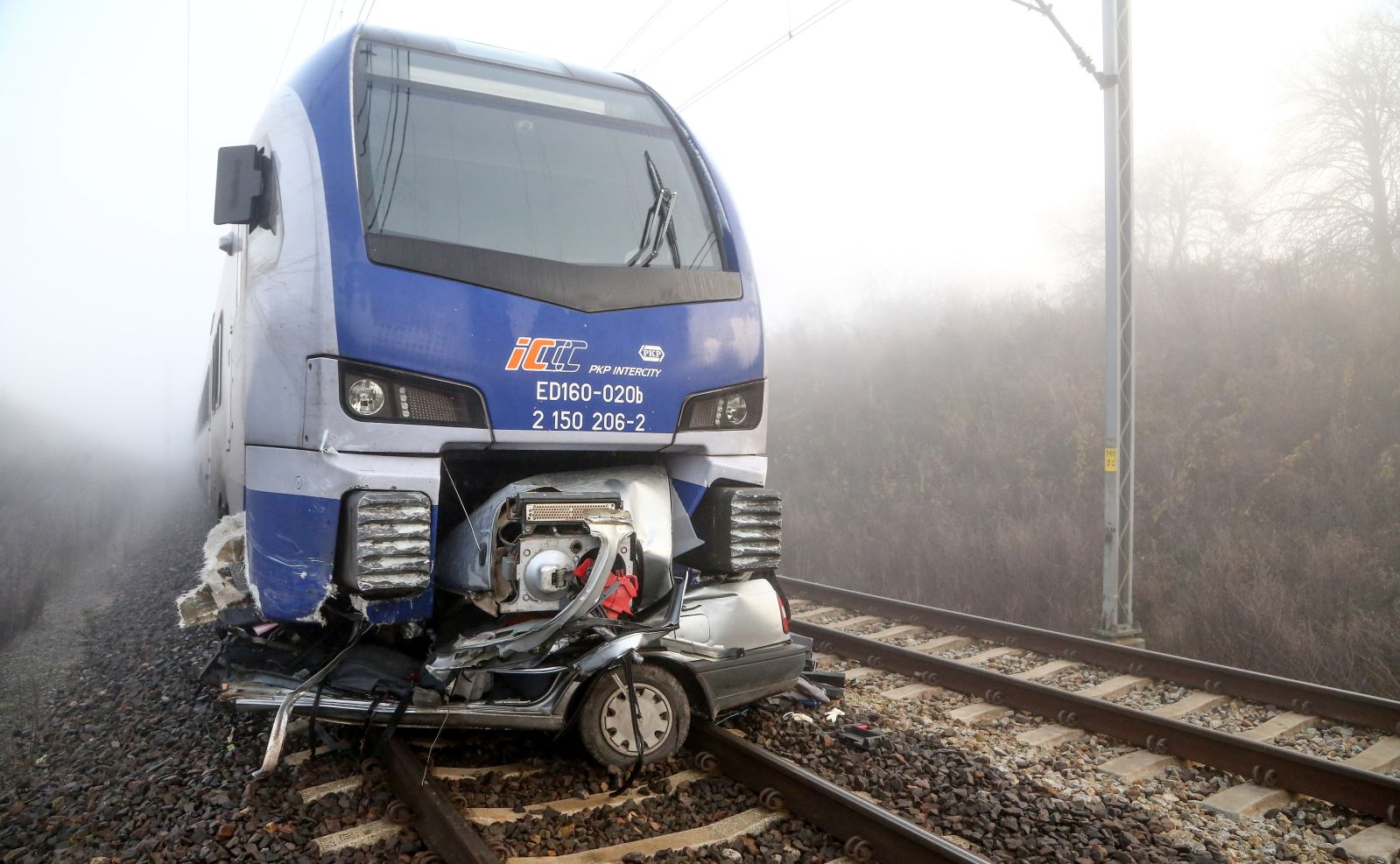 Na przejeździe kolejowym auto wjechało pod pociąg