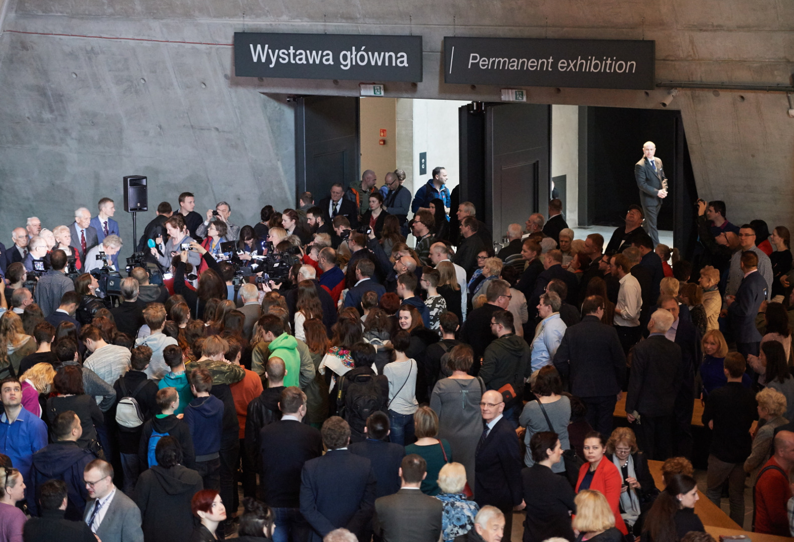 Zamiar utworzenia w Gdańsku Muzeum II Wojny Światowej ogłosił w 2007 r. ówczesny premier Donald Tusk. Działkę pod budowę placówki podarowało miasto Gdańsk. Prace budowlane ruszyły w sierpniu 2012 r., a otwarcie placówki planowano na 1 września 2014 r. Prace opóźniły się jednak, wzrosły też koszty budowy. Pierwotnie na ten cel polski rząd zarezerwował 358 mln zł, z czasem suma ta została zwiększona do około 449 mln zł. <BR><BR> W ub.r. Ministerstwo Kultury i Dziedzictwa Narodowego zapowiedziało połączenie Muzeum II Wojny Światowej z Muzeum Westerplatte i Wojny 1939 (zostało powołane przez resort kultury w grudniu 2015 r.). Dyrekcja MIIWŚ oraz Rzecznik Praw Obywatelskich zaskarżyli decyzję ministerstwa do Wojewódzkiego Sądu Administracyjnego w Warszawie. Sąd wstrzymał wykonanie decyzji resortu do czasu rozpoznania sprawy. Ministerstwo zaskarżyło tą decyzję WSA: skarga ma zostać rozpatrzona 5 kwietnia.