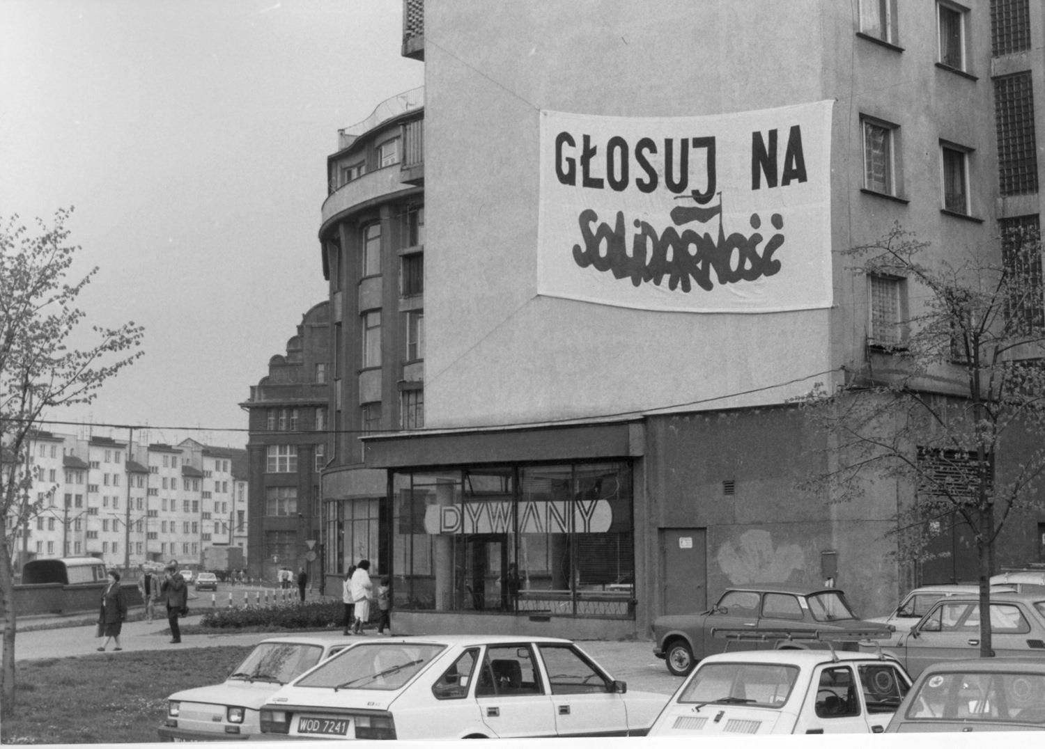 Wybory czerwiec 1989_plansza z hasłem wyborczym Solidarności