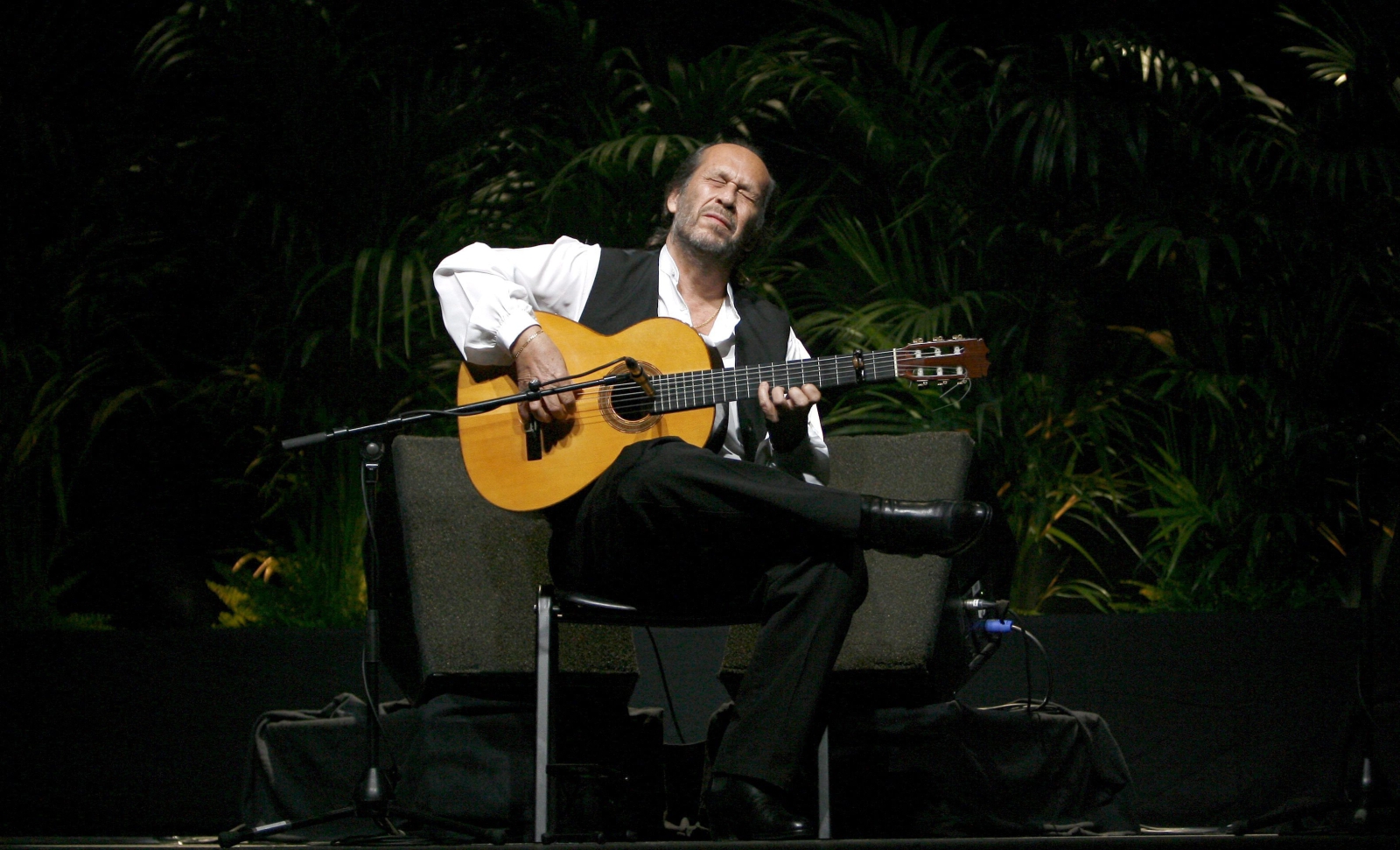 Pod koniec lat 60-tych de Lucia poznał Camarona de la Isla, jednego z najwybitniejszych śpiewaków w historii flamenco. W latach 1968-1977 muzycy nagrali dziesięć albumów, uznawanych za klasykę flamenco. Pod koniec lat 70-tych de Lucia koncertował z takimi gitarzystami jazzowymi jak John McLaughlin czy Al di Meola