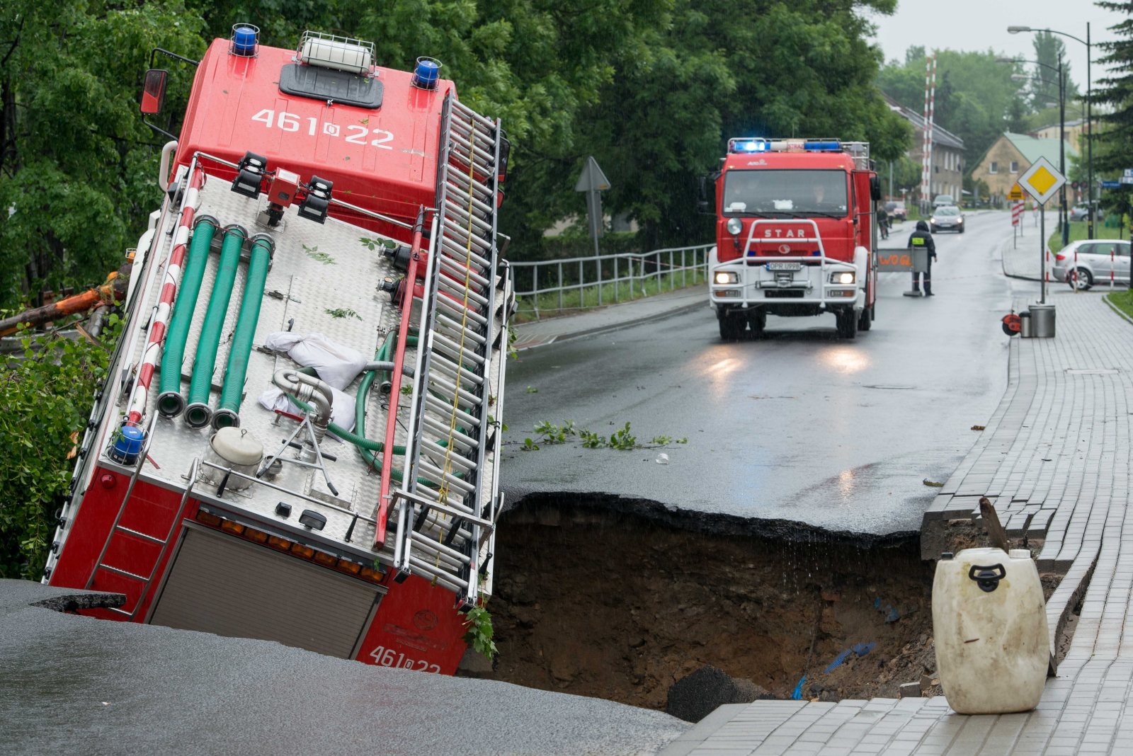 Wóz strażacki wpadł w wielką wyrwę w jezdni