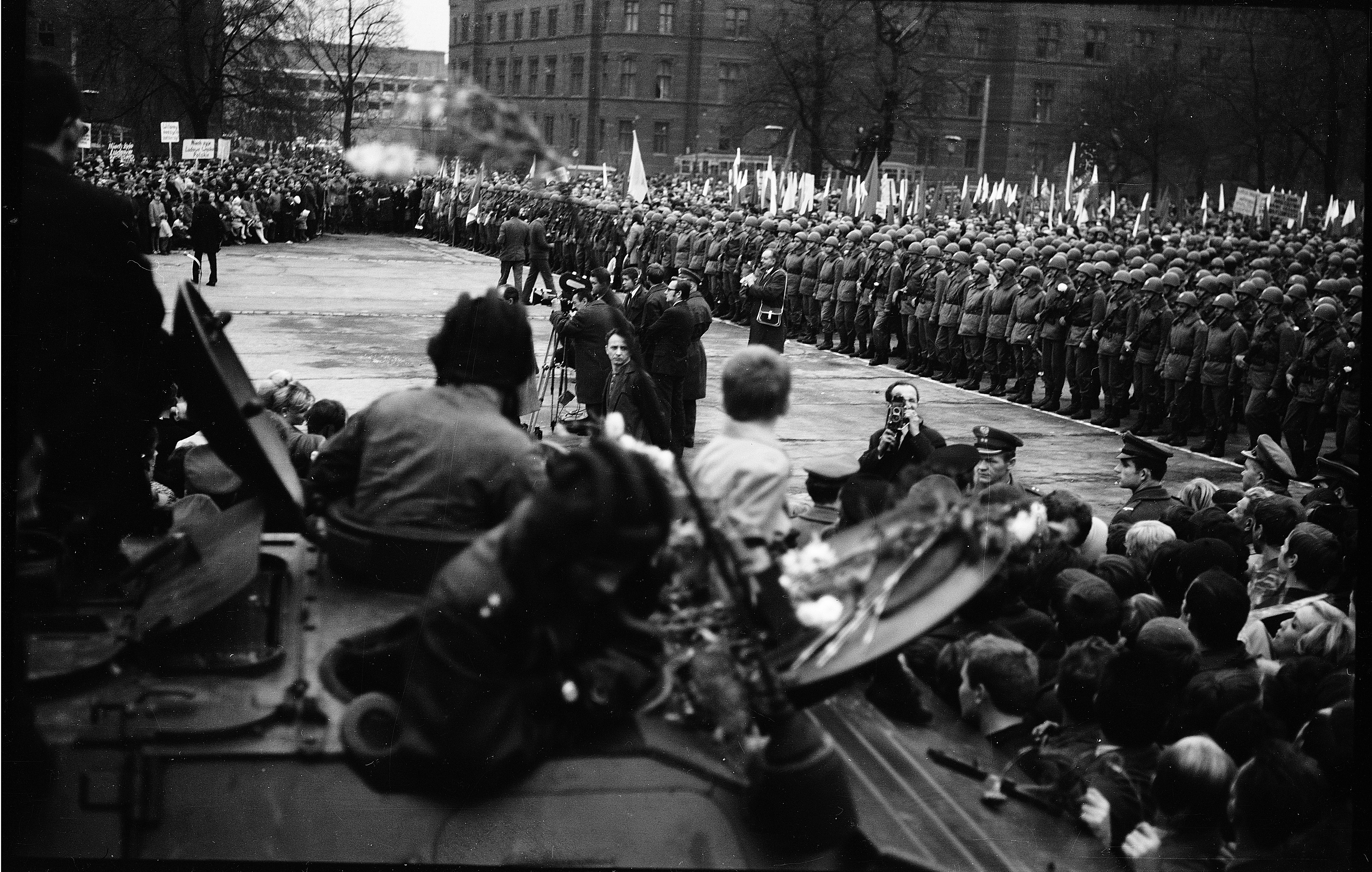 Wrocław 10.1968. Plac Wolności, powitanie żołnierzy Wojska Polskiego powracających z Czechosłowacji