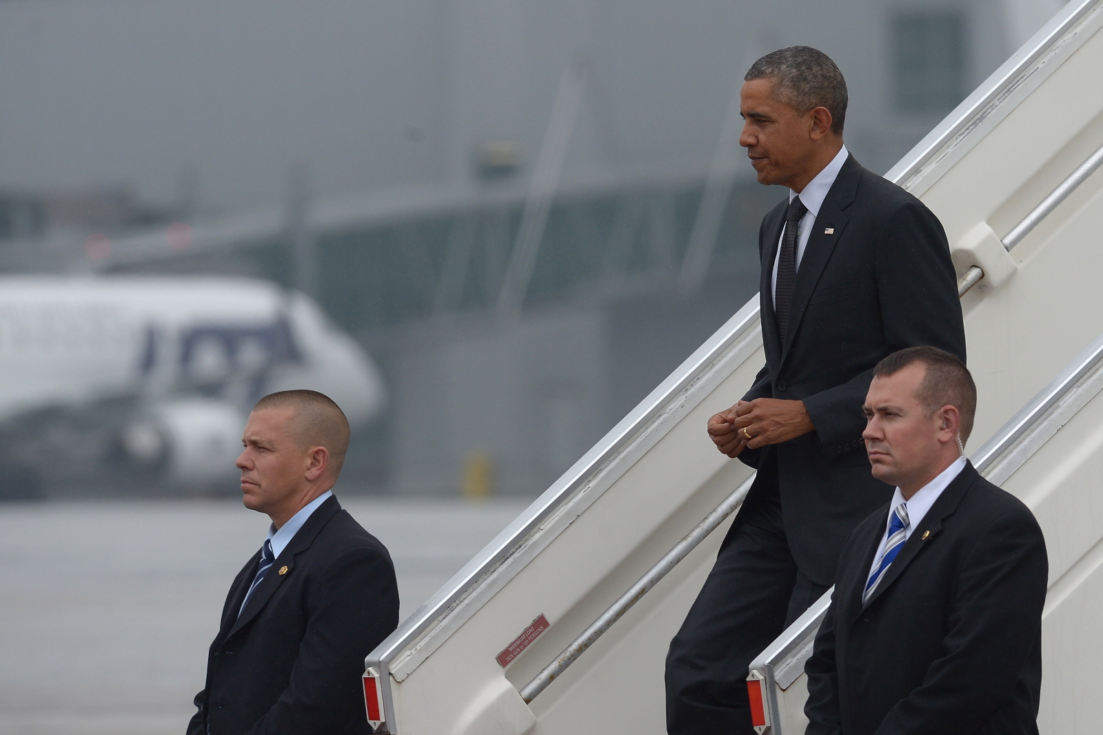 Na Okęciu Baracka Obamę przywitali m.in. polski prezydent Bronisław Komorowski oraz ambasador Stanów Zjednoczonych w Polsce Steven Mull. Po wyjściu z samolotu Barack Obama i Bronisław Komorowski spotkali się na lotnisku ze stacjonującymi w Polsce amerykańskimi żołnierzami