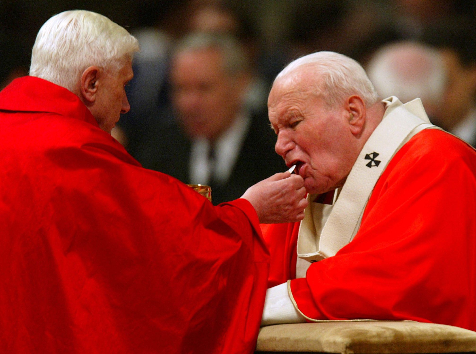 9 kwietnia 2004: Jan Paweł II przyjmuje Komunię Świętą od kardynała Josepha Ratzingera, przyszłego papieża
