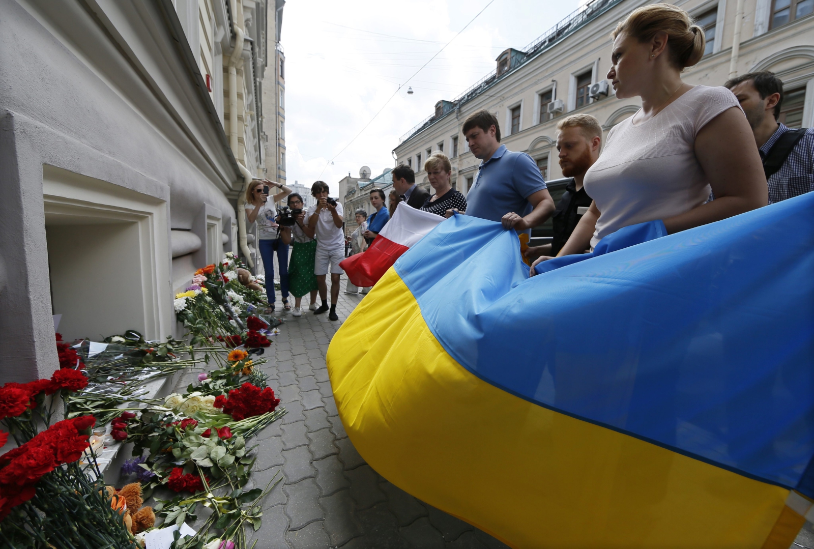 Ukraińska i polska flaga przed holenderską ambasadą w Moskwie